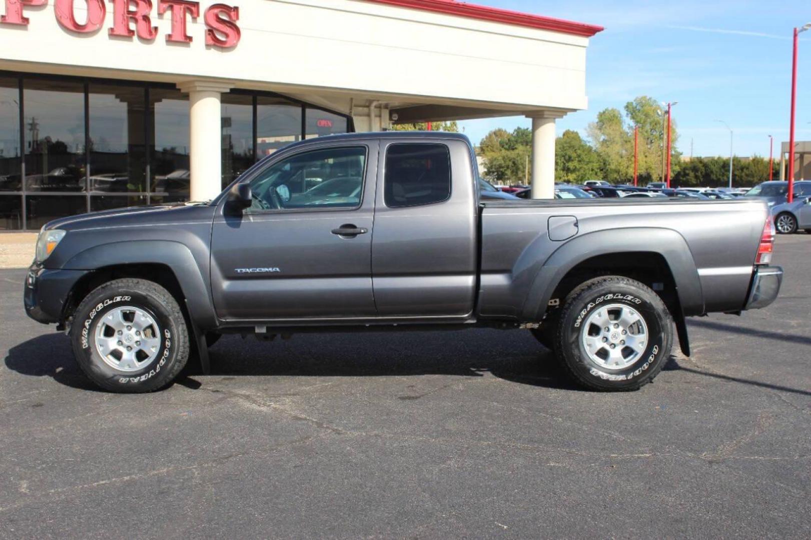 2012 Gray Toyota Tacoma Access Cab V6 Auto 4WD (5TFUU4EN2CX) with an 4.0L V6 DOHC 24V engine, 5-Speed Automatic transmission, located at 4301 NW 39th , Oklahoma City, OK, 73112, (405) 949-5600, 35.512135, -97.598671 - NO DRIVERS LICENCE NO-FULL COVERAGE INSURANCE-NO CREDIT CHECK. COME ON OVER TO SUPERSPORTS AND TAKE A LOOK AND TEST DRIVE. PLEASE GIVE US A CALL AT (405) 949-5600. NO LICENSIA DE MANEJAR- NO SEGURO DE COBERTURA TOTAL- NO VERIFICACCION DE CREDITO. POR FAVOR VENGAN A SUPERSPORTS, ECHE UN - Photo#6