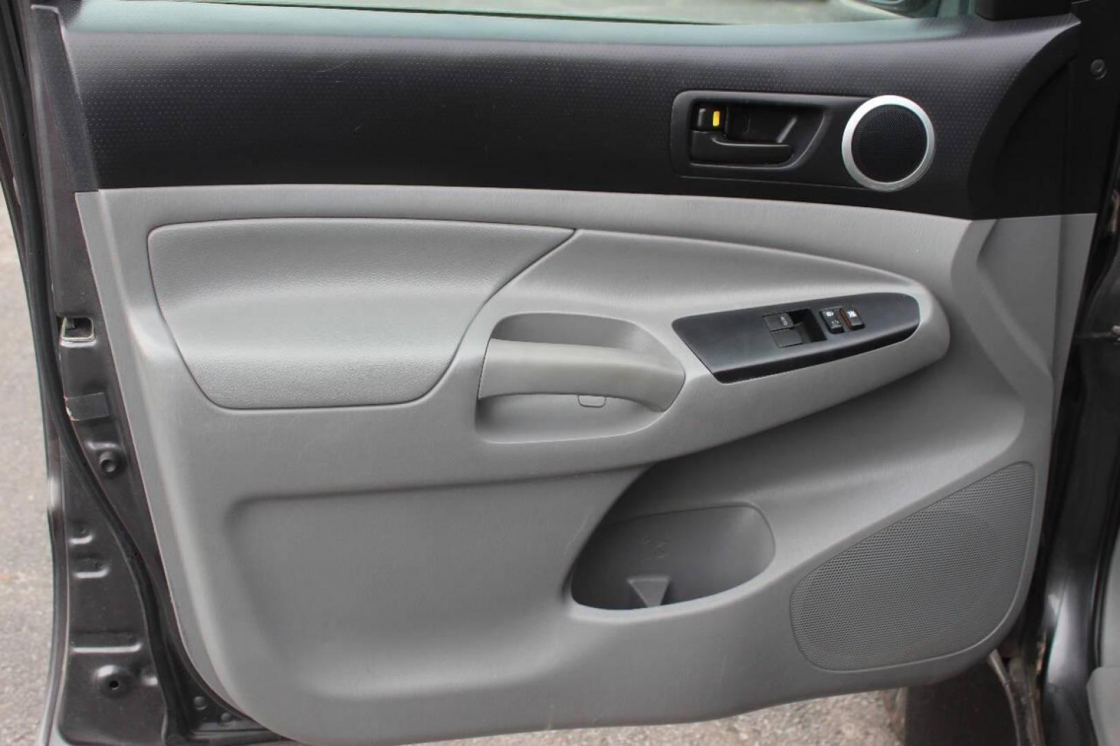 2012 Gray Toyota Tacoma Access Cab V6 Auto 4WD (5TFUU4EN2CX) with an 4.0L V6 DOHC 24V engine, 5-Speed Automatic transmission, located at 4301 NW 39th , Oklahoma City, OK, 73112, (405) 949-5600, 35.512135, -97.598671 - NO DRIVERS LICENCE NO-FULL COVERAGE INSURANCE-NO CREDIT CHECK. COME ON OVER TO SUPERSPORTS AND TAKE A LOOK AND TEST DRIVE. PLEASE GIVE US A CALL AT (405) 949-5600. NO LICENSIA DE MANEJAR- NO SEGURO DE COBERTURA TOTAL- NO VERIFICACCION DE CREDITO. POR FAVOR VENGAN A SUPERSPORTS, ECHE UN - Photo#14