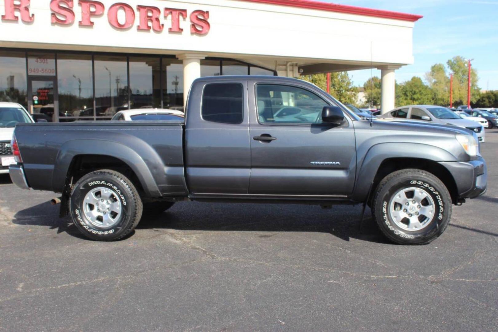 2012 Gray Toyota Tacoma Access Cab V6 Auto 4WD (5TFUU4EN2CX) with an 4.0L V6 DOHC 24V engine, 5-Speed Automatic transmission, located at 4301 NW 39th , Oklahoma City, OK, 73112, (405) 949-5600, 35.512135, -97.598671 - NO DRIVERS LICENCE NO-FULL COVERAGE INSURANCE-NO CREDIT CHECK. COME ON OVER TO SUPERSPORTS AND TAKE A LOOK AND TEST DRIVE. PLEASE GIVE US A CALL AT (405) 949-5600. NO LICENSIA DE MANEJAR- NO SEGURO DE COBERTURA TOTAL- NO VERIFICACCION DE CREDITO. POR FAVOR VENGAN A SUPERSPORTS, ECHE UN - Photo#4