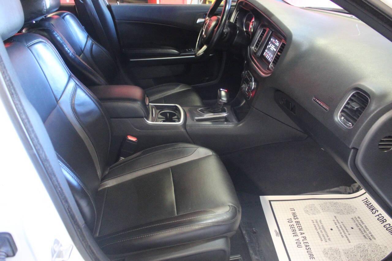 2022 White Dodge Charger SXT (2C3CDXBG6NH) with an 3.6L V6 DOHC 24V engine, 8A transmission, located at 4301 NW 39th , Oklahoma City, OK, 73112, (405) 949-5600, 35.512135, -97.598671 - NO DRIVERS LICENCE -NO FULL COVERAGE INSURANCE - NO CREDIT CHECK. COME ON OVER TO SUPERSPORTS, TAKE A LOOK AND TEST DRIVE. PLEASE GIVE US A CALL AT (405) 949-5600. NO LICENCIA DE CONDUCIR - NO SEGURO DE COBERTURA TOTAL - NO VERIFICACION DE CREDITO. VISITENOS EN SUPERSPORTS, MIRE NUESTRO - Photo#8