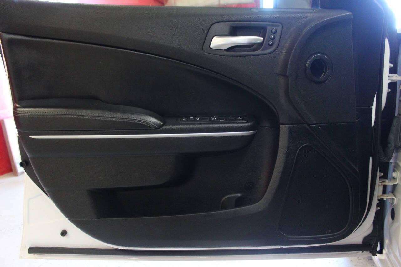 2022 White Dodge Charger SXT (2C3CDXBG6NH) with an 3.6L V6 DOHC 24V engine, 8A transmission, located at 4301 NW 39th , Oklahoma City, OK, 73112, (405) 949-5600, 35.512135, -97.598671 - NO DRIVERS LICENCE -NO FULL COVERAGE INSURANCE - NO CREDIT CHECK. COME ON OVER TO SUPERSPORTS, TAKE A LOOK AND TEST DRIVE. PLEASE GIVE US A CALL AT (405) 949-5600. NO LICENCIA DE CONDUCIR - NO SEGURO DE COBERTURA TOTAL - NO VERIFICACION DE CREDITO. VISITENOS EN SUPERSPORTS, MIRE NUESTRO - Photo#16