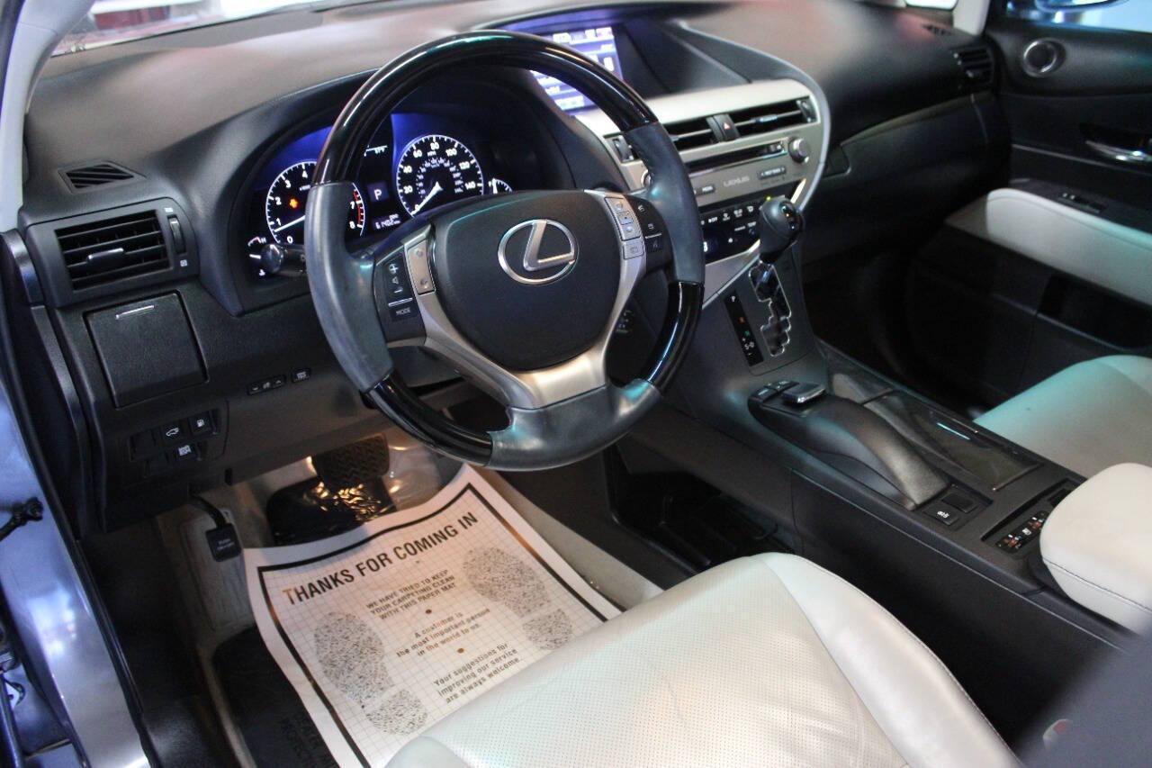 2015 Gray Lexus RX 350 FWD (2T2ZK1BA4FC) with an 3.5L V6 DOHC 24V engine, 6-Speed Automatic transmission, located at 4301 NW 39th , Oklahoma City, OK, 73112, (405) 949-5600, 35.512135, -97.598671 - NO DRIVERS LICENCE -NO FULL COVERAGE INSURANCE - NO CREDIT CHECK. COME ON OVER TO SUPERSPORTS, TAKE A LOOK AND TEST DRIVE. PLEASE GIVE US A CALL AT (405) 949-5600. NO LICENCIA DE CONDUCIR - NO SEGURO DE COBERTURA TOTAL - NO VERIFICACION DE CREDITO. VISITENOS EN SUPERSPORTS, MIRE NUESTRO - Photo#15