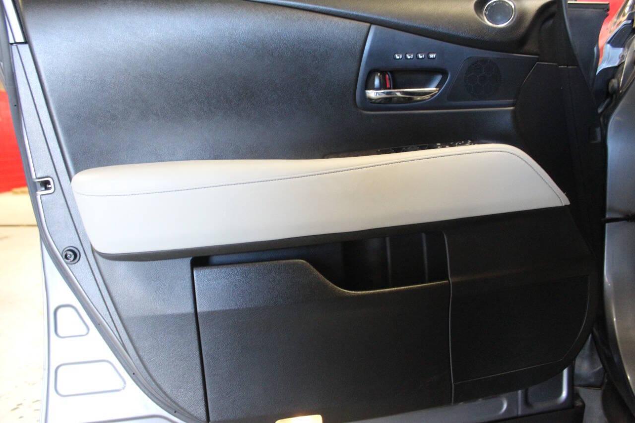 2015 Gray Lexus RX 350 FWD (2T2ZK1BA4FC) with an 3.5L V6 DOHC 24V engine, 6-Speed Automatic transmission, located at 4301 NW 39th , Oklahoma City, OK, 73112, (405) 949-5600, 35.512135, -97.598671 - NO DRIVERS LICENCE -NO FULL COVERAGE INSURANCE - NO CREDIT CHECK. COME ON OVER TO SUPERSPORTS, TAKE A LOOK AND TEST DRIVE. PLEASE GIVE US A CALL AT (405) 949-5600. NO LICENCIA DE CONDUCIR - NO SEGURO DE COBERTURA TOTAL - NO VERIFICACION DE CREDITO. VISITENOS EN SUPERSPORTS, MIRE NUESTRO - Photo#16