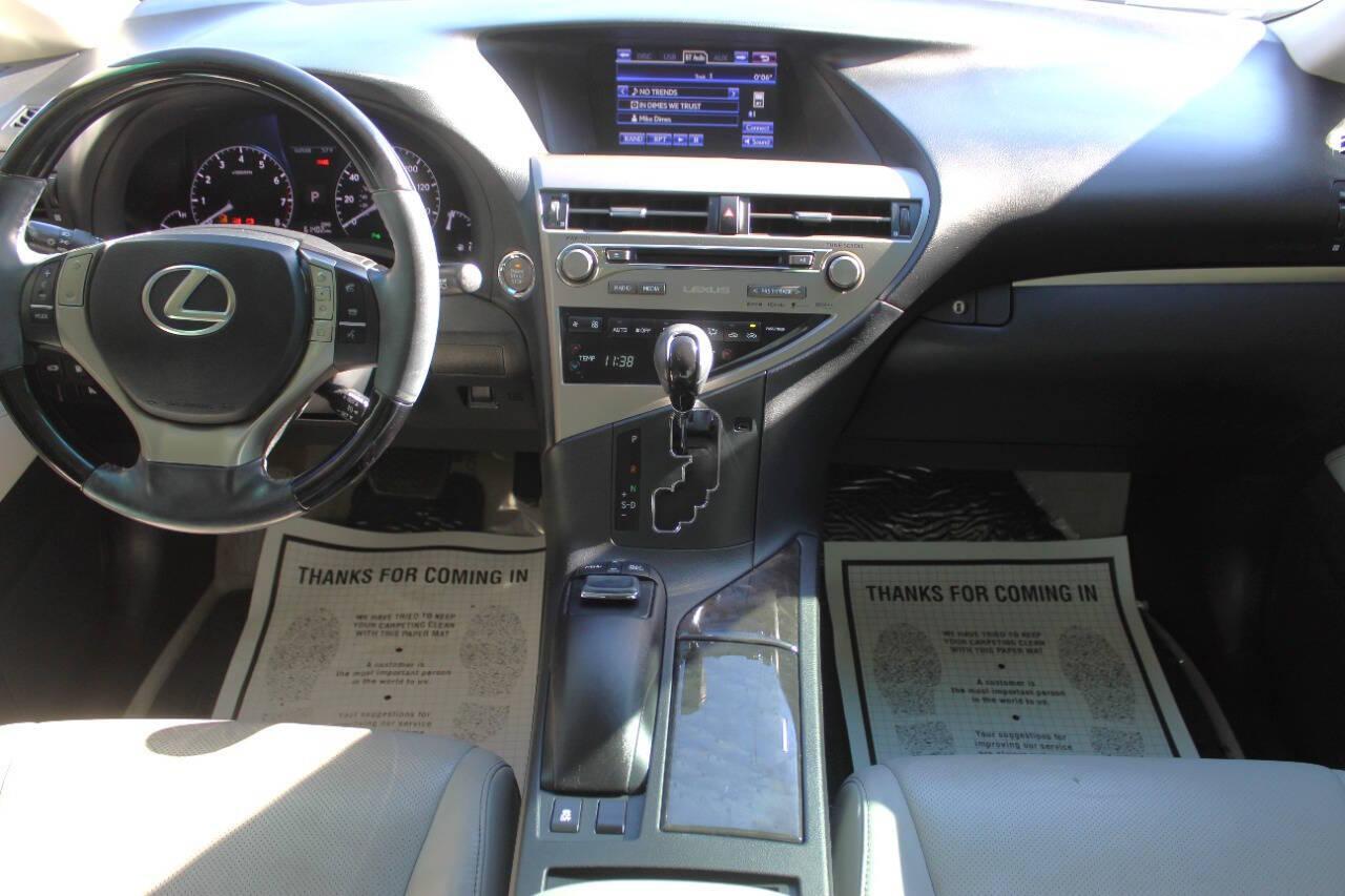 2015 Gray Lexus RX 350 FWD (2T2ZK1BA4FC) with an 3.5L V6 DOHC 24V engine, 6-Speed Automatic transmission, located at 4301 NW 39th , Oklahoma City, OK, 73112, (405) 949-5600, 35.512135, -97.598671 - NO DRIVERS LICENCE -NO FULL COVERAGE INSURANCE - NO CREDIT CHECK. COME ON OVER TO SUPERSPORTS, TAKE A LOOK AND TEST DRIVE. PLEASE GIVE US A CALL AT (405) 949-5600. NO LICENCIA DE CONDUCIR - NO SEGURO DE COBERTURA TOTAL - NO VERIFICACION DE CREDITO. VISITENOS EN SUPERSPORTS, MIRE NUESTRO - Photo#17