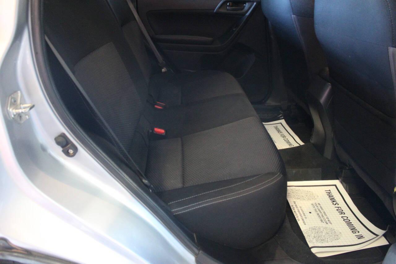 2018 Silver Subaru Forester 2.5i Premium PZEV CVT (JF2SJABC1JH) with an 2.5L H4 SOHC 16V engine, CVT transmission, located at 4301 NW 39th , Oklahoma City, OK, 73112, (405) 949-5600, 35.512135, -97.598671 - NO DRIVERS LICENCE -NO FULL COVERAGE INSURANCE - NO CREDIT CHECK. COME ON OVER TO SUPERSPORTS, TAKE A LOOK AND TEST DRIVE. PLEASE GIVE US A CALL AT (405) 949-5600. NO LICENCIA DE CONDUCIR - NO SEGURO DE COBERTURA TOTAL - NO VERIFICACION DE CREDITO. VISITENOS EN SUPERSPORTS, MIRE NUESTRO - Photo#10