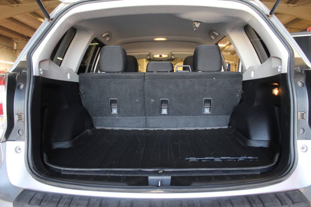 2018 Silver Subaru Forester 2.5i Premium PZEV CVT (JF2SJABC1JH) with an 2.5L H4 SOHC 16V engine, CVT transmission, located at 4301 NW 39th , Oklahoma City, OK, 73112, (405) 949-5600, 35.512135, -97.598671 - NO DRIVERS LICENCE -NO FULL COVERAGE INSURANCE - NO CREDIT CHECK. COME ON OVER TO SUPERSPORTS, TAKE A LOOK AND TEST DRIVE. PLEASE GIVE US A CALL AT (405) 949-5600. NO LICENCIA DE CONDUCIR - NO SEGURO DE COBERTURA TOTAL - NO VERIFICACION DE CREDITO. VISITENOS EN SUPERSPORTS, MIRE NUESTRO - Photo#12
