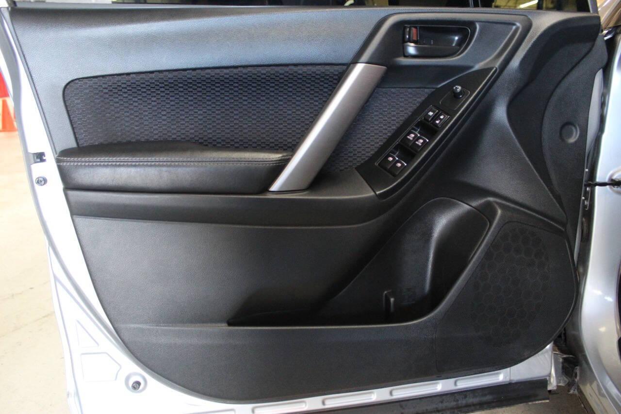 2018 Silver Subaru Forester 2.5i Premium PZEV CVT (JF2SJABC1JH) with an 2.5L H4 SOHC 16V engine, CVT transmission, located at 4301 NW 39th , Oklahoma City, OK, 73112, (405) 949-5600, 35.512135, -97.598671 - NO DRIVERS LICENCE -NO FULL COVERAGE INSURANCE - NO CREDIT CHECK. COME ON OVER TO SUPERSPORTS, TAKE A LOOK AND TEST DRIVE. PLEASE GIVE US A CALL AT (405) 949-5600. NO LICENCIA DE CONDUCIR - NO SEGURO DE COBERTURA TOTAL - NO VERIFICACION DE CREDITO. VISITENOS EN SUPERSPORTS, MIRE NUESTRO - Photo#16