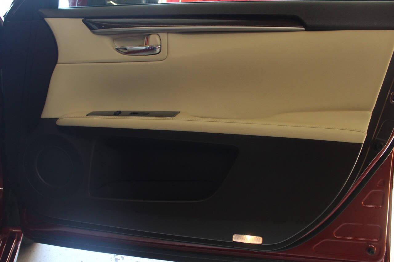 2018 Red Lexus ES 350 Sedan (58ABK1GG0JU) with an 3.5L V6 3.5L V6 engine, Automatic 6-Speed transmission, located at 4301 NW 39th , Oklahoma City, OK, 73112, (405) 949-5600, 35.512135, -97.598671 - NO DRIVERS LICENCE NO-FULL COVERAGE INSURANCE-NO CREDIT CHECK. COME ON OVER TO SUPERSPORTS AND TAKE A LOOK AND TEST DRIVE. PLEASE GIVE US A CALL AT (405) 949-5600. NO LICENSIA DE MANEJAR- NO SEGURO DE COBERTURA TOTAL- NO VERIFICACCION DE CREDITO. POR FAVOR VENGAN A SUPERSPORTS, ECHE UN - Photo#9