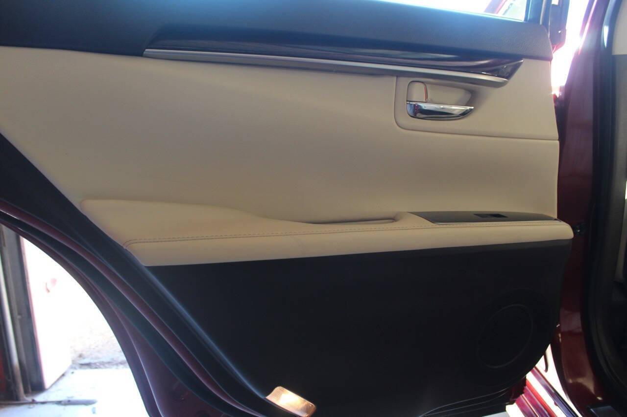 2018 Red Lexus ES 350 Sedan (58ABK1GG0JU) with an 3.5L V6 3.5L V6 engine, Automatic 6-Speed transmission, located at 4301 NW 39th , Oklahoma City, OK, 73112, (405) 949-5600, 35.512135, -97.598671 - NO DRIVERS LICENCE NO-FULL COVERAGE INSURANCE-NO CREDIT CHECK. COME ON OVER TO SUPERSPORTS AND TAKE A LOOK AND TEST DRIVE. PLEASE GIVE US A CALL AT (405) 949-5600. NO LICENSIA DE MANEJAR- NO SEGURO DE COBERTURA TOTAL- NO VERIFICACCION DE CREDITO. POR FAVOR VENGAN A SUPERSPORTS, ECHE UN - Photo#14