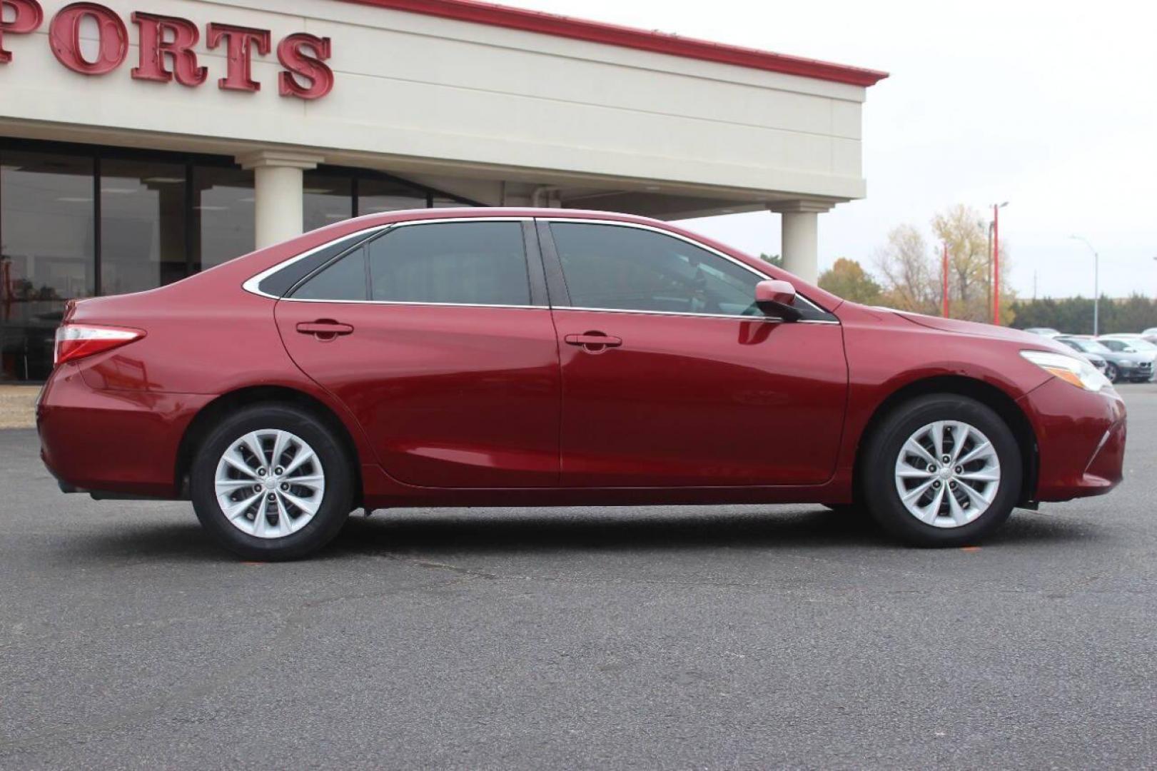 2017 Maroon Toyota Camry SE (4T1BF1FK9HU) with an 2.5L L4 DOHC 16V engine, 6A transmission, located at 4301 NW 39th , Oklahoma City, OK, 73112, (405) 949-5600, 35.512135, -97.598671 - NO DRIVERS LICENCE NO-FULL COVERAGE INSURANCE-NO CREDIT CHECK. COME ON OVER TO SUPERSPORTS AND TAKE A LOOK AND TEST DRIVE. PLEASE GIVE US A CALL AT (405) 949-5600. NO LICENSIA DE MANEJAR- NO SEGURO DE COBERTURA TOTAL- NO VERIFICACCION DE CREDITO. POR FAVOR VENGAN A SUPERSPORTS, - Photo#2