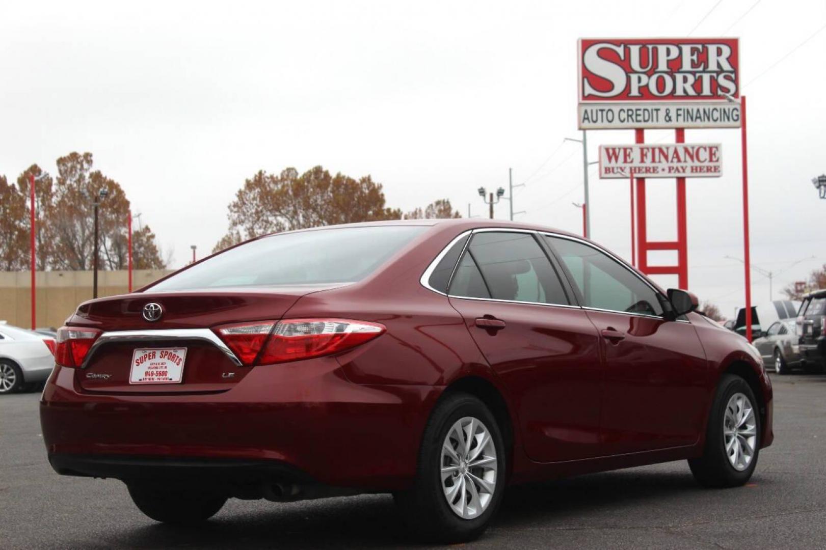 2017 Maroon Toyota Camry SE (4T1BF1FK9HU) with an 2.5L L4 DOHC 16V engine, 6A transmission, located at 4301 NW 39th , Oklahoma City, OK, 73112, (405) 949-5600, 35.512135, -97.598671 - NO DRIVERS LICENCE NO-FULL COVERAGE INSURANCE-NO CREDIT CHECK. COME ON OVER TO SUPERSPORTS AND TAKE A LOOK AND TEST DRIVE. PLEASE GIVE US A CALL AT (405) 949-5600. NO LICENSIA DE MANEJAR- NO SEGURO DE COBERTURA TOTAL- NO VERIFICACCION DE CREDITO. POR FAVOR VENGAN A SUPERSPORTS, - Photo#3