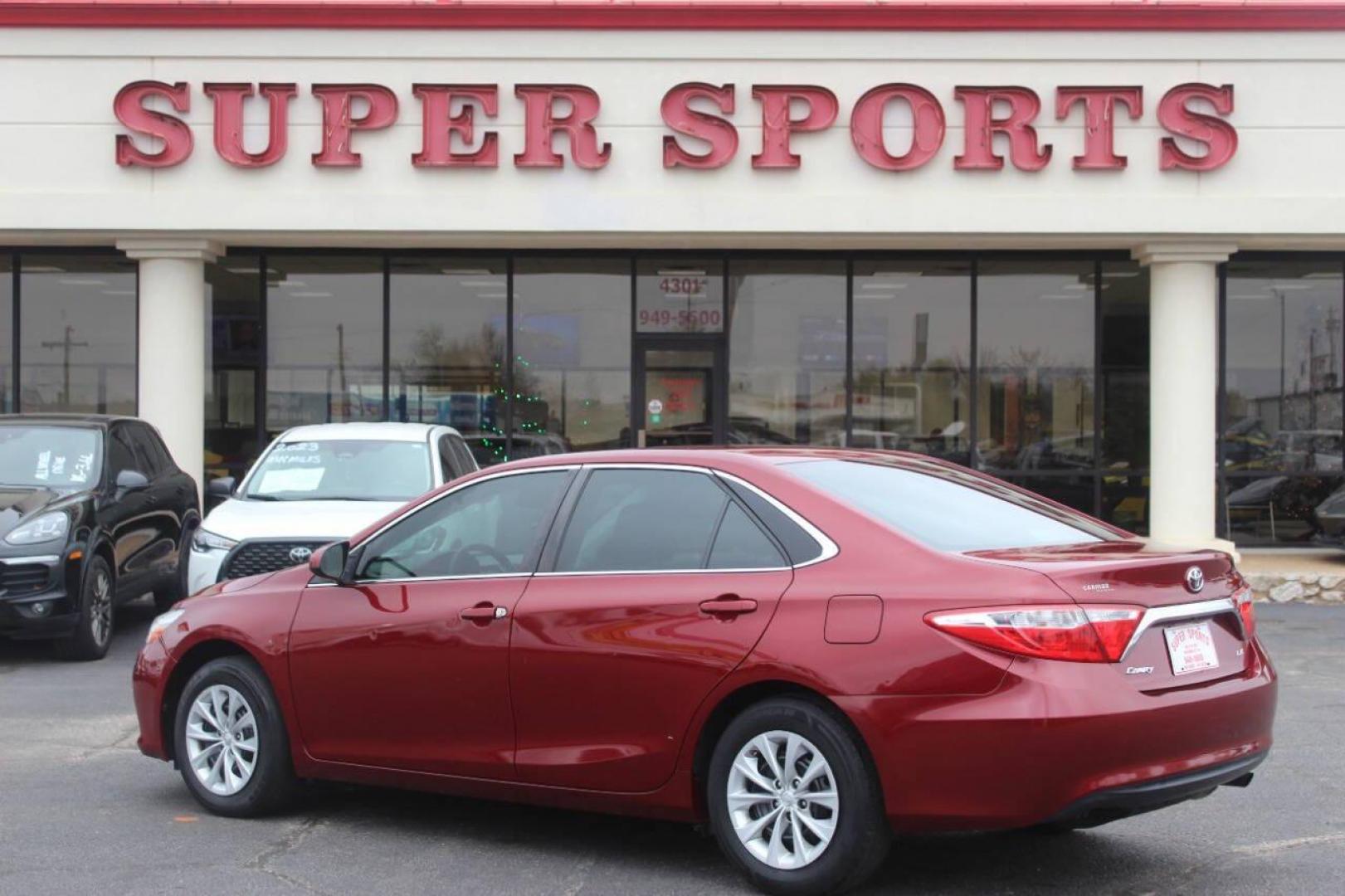 2017 Maroon Toyota Camry SE (4T1BF1FK9HU) with an 2.5L L4 DOHC 16V engine, 6A transmission, located at 4301 NW 39th , Oklahoma City, OK, 73112, (405) 949-5600, 35.512135, -97.598671 - NO DRIVERS LICENCE NO-FULL COVERAGE INSURANCE-NO CREDIT CHECK. COME ON OVER TO SUPERSPORTS AND TAKE A LOOK AND TEST DRIVE. PLEASE GIVE US A CALL AT (405) 949-5600. NO LICENSIA DE MANEJAR- NO SEGURO DE COBERTURA TOTAL- NO VERIFICACCION DE CREDITO. POR FAVOR VENGAN A SUPERSPORTS, - Photo#4