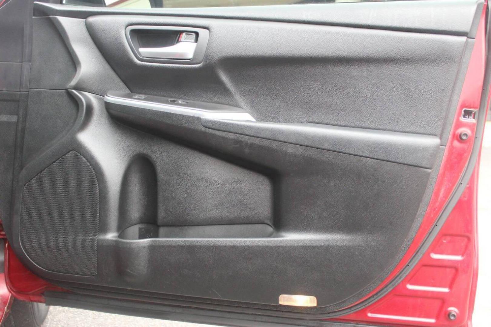 2017 Maroon Toyota Camry SE (4T1BF1FK9HU) with an 2.5L L4 DOHC 16V engine, 6A transmission, located at 4301 NW 39th , Oklahoma City, OK, 73112, (405) 949-5600, 35.512135, -97.598671 - NO DRIVERS LICENCE NO-FULL COVERAGE INSURANCE-NO CREDIT CHECK. COME ON OVER TO SUPERSPORTS AND TAKE A LOOK AND TEST DRIVE. PLEASE GIVE US A CALL AT (405) 949-5600. NO LICENSIA DE MANEJAR- NO SEGURO DE COBERTURA TOTAL- NO VERIFICACCION DE CREDITO. POR FAVOR VENGAN A SUPERSPORTS, - Photo#9