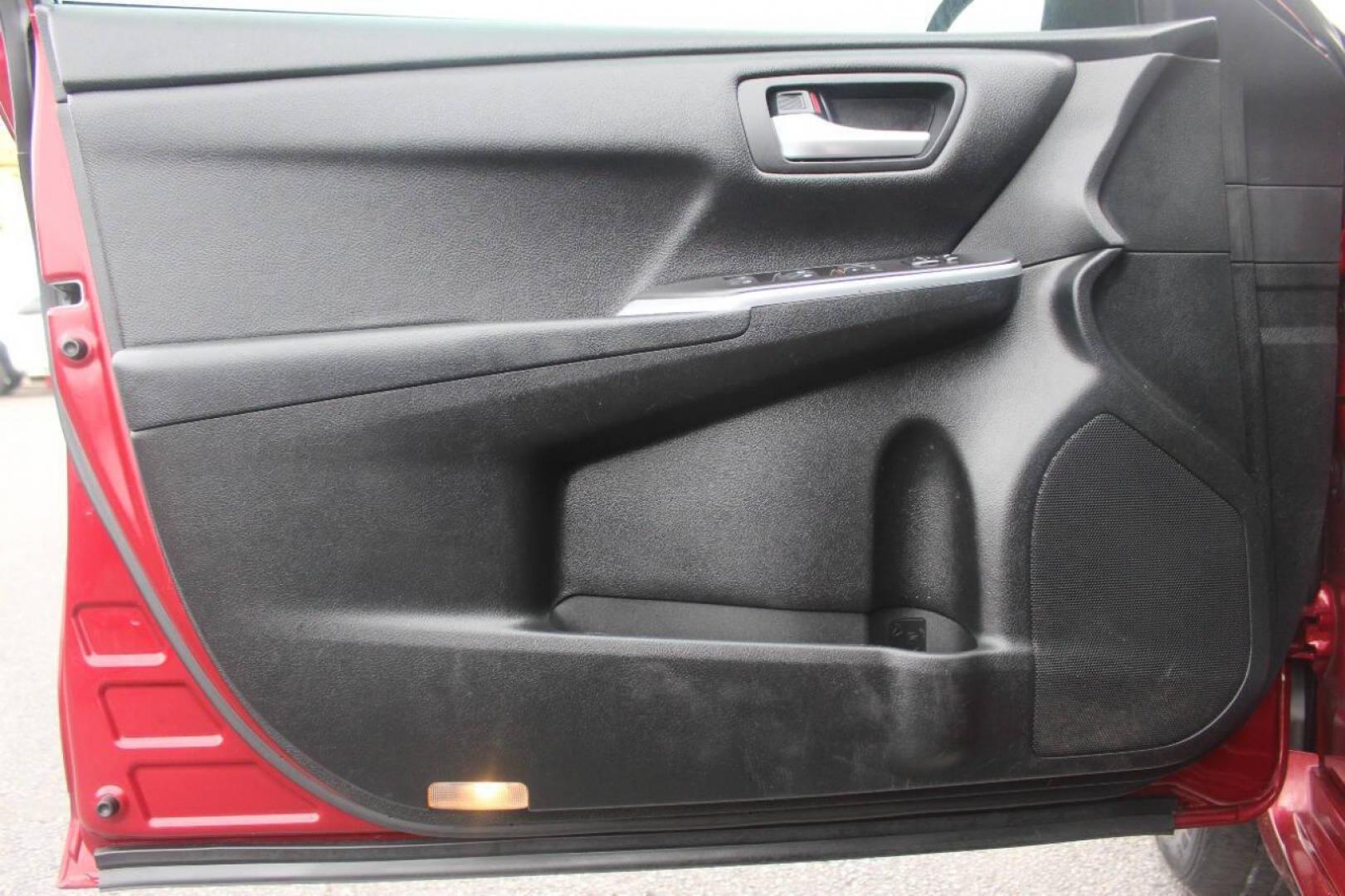 2017 Maroon Toyota Camry SE (4T1BF1FK9HU) with an 2.5L L4 DOHC 16V engine, 6A transmission, located at 4301 NW 39th , Oklahoma City, OK, 73112, (405) 949-5600, 35.512135, -97.598671 - NO DRIVERS LICENCE NO-FULL COVERAGE INSURANCE-NO CREDIT CHECK. COME ON OVER TO SUPERSPORTS AND TAKE A LOOK AND TEST DRIVE. PLEASE GIVE US A CALL AT (405) 949-5600. NO LICENSIA DE MANEJAR- NO SEGURO DE COBERTURA TOTAL- NO VERIFICACCION DE CREDITO. POR FAVOR VENGAN A SUPERSPORTS, - Photo#16