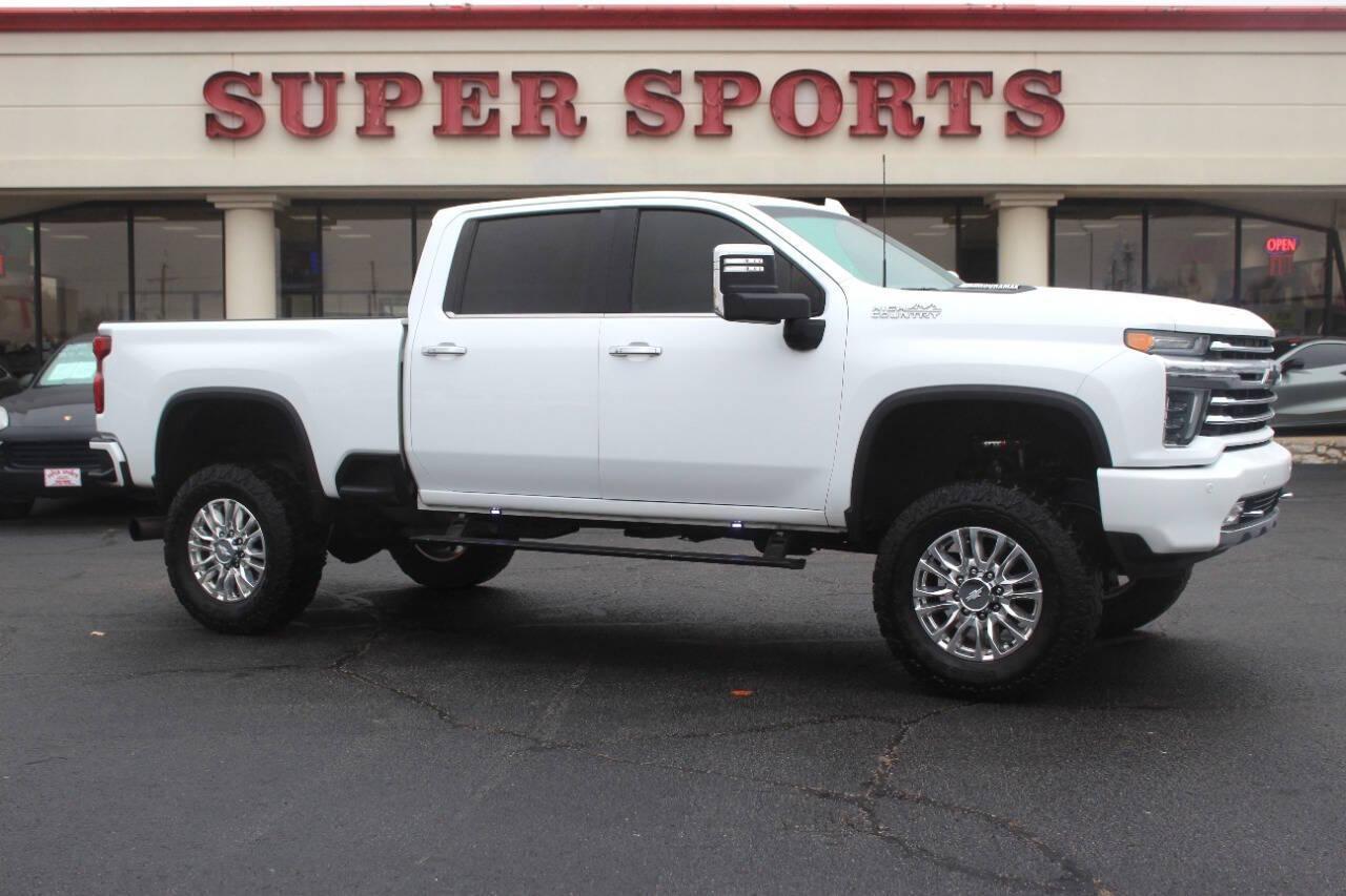 2020 White Chevrolet Silverado 2500HD High Country Crew Cab Long Box 4WD (1GC4YREY5LF) with an 6.6L V8 OHV 16V DIESEL engine, 6A transmission, located at 4301 NW 39th , Oklahoma City, OK, 73112, (405) 949-5600, 35.512135, -97.598671 - NO DRIVERS LICENCE -NO FULL COVERAGE INSURANCE - NO CREDIT CHECK. COME ON OVER TO SUPERSPORTS, TAKE A LOOK AND TEST DRIVE. PLEASE GIVE US A CALL AT (405) 949-5600. NO LICENCIA DE CONDUCIR - NO SEGURO DE COBERTURA TOTAL - NO VERIFICACION DE CREDITO. VISITENOS EN SUPERSPORTS, MIRE NUESTRO - Photo#0