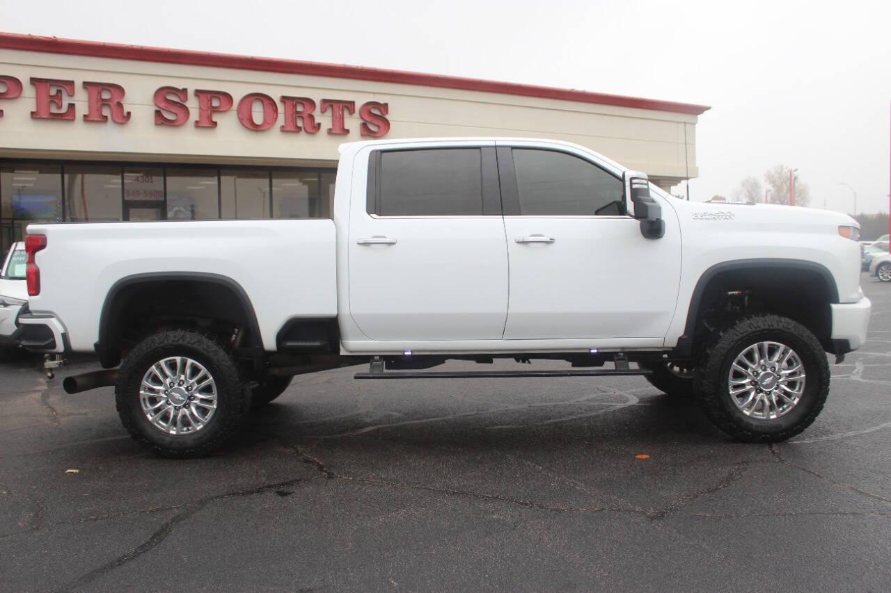 2020 White Chevrolet Silverado 2500HD High Country Crew Cab Long Box 4WD (1GC4YREY5LF) with an 6.6L V8 OHV 16V DIESEL engine, 6A transmission, located at 4301 NW 39th , Oklahoma City, OK, 73112, (405) 949-5600, 35.512135, -97.598671 - NO DRIVERS LICENCE -NO FULL COVERAGE INSURANCE - NO CREDIT CHECK. COME ON OVER TO SUPERSPORTS, TAKE A LOOK AND TEST DRIVE. PLEASE GIVE US A CALL AT (405) 949-5600. NO LICENCIA DE CONDUCIR - NO SEGURO DE COBERTURA TOTAL - NO VERIFICACION DE CREDITO. VISITENOS EN SUPERSPORTS, MIRE NUESTRO - Photo#2