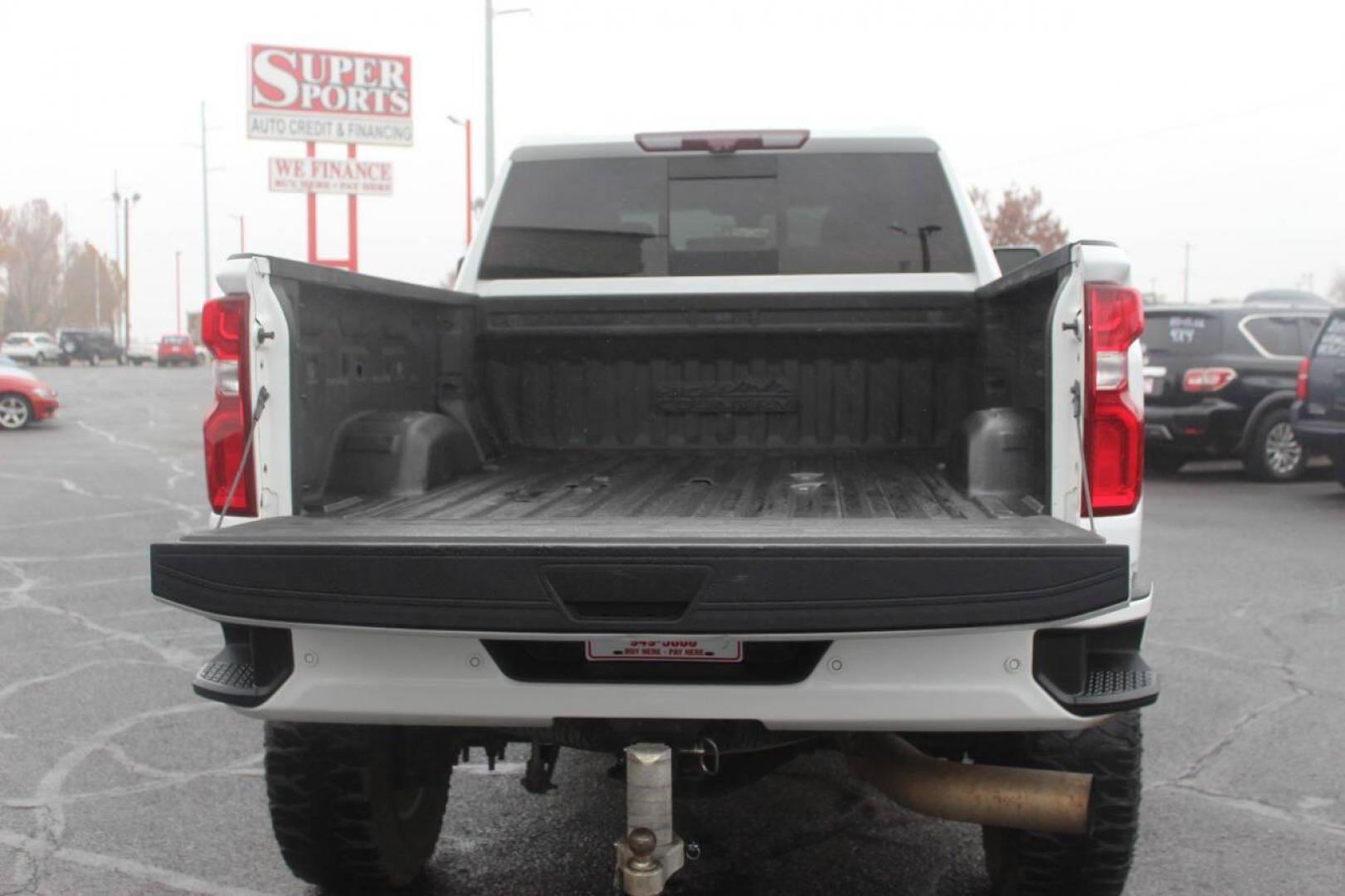 2020 White Chevrolet Silverado 2500HD High Country Crew Cab Long Box 4WD (1GC4YREY5LF) with an 6.6L V8 OHV 16V DIESEL engine, 6A transmission, located at 4301 NW 39th , Oklahoma City, OK, 73112, (405) 949-5600, 35.512135, -97.598671 - NO DRIVERS LICENCE NO-FULL COVERAGE INSURANCE-NO CREDIT CHECK. COME ON OVER TO SUPERSPORTS AND TAKE A LOOK AND TEST DRIVE. PLEASE GIVE US A CALL AT (405) 949-5600. NO LICENSIA DE MANEJAR- NO SEGURO DE COBERTURA TOTAL- NO VERIFICACCION DE CREDITO. POR FAVOR VENGAN A SUPERSPORTS, - Photo#5