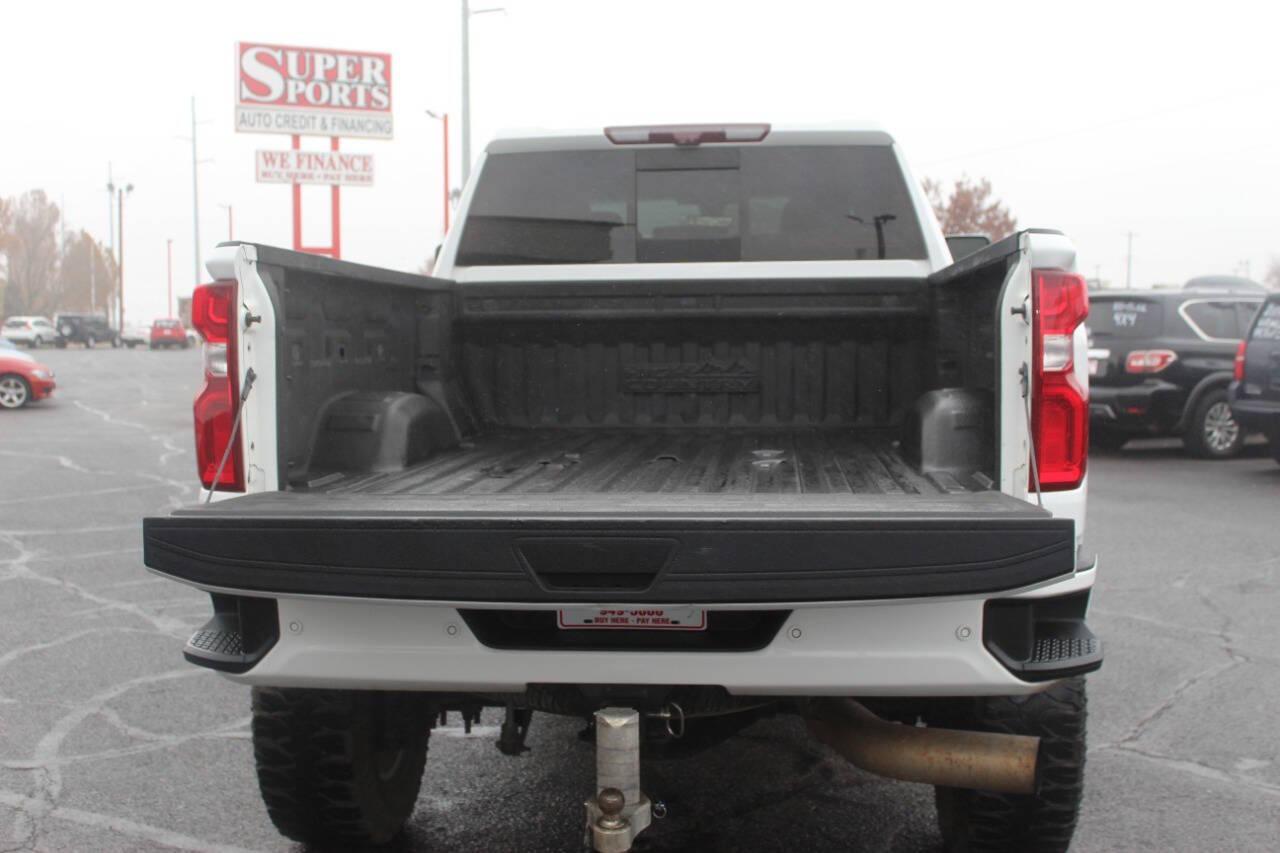 2020 White Chevrolet Silverado 2500HD High Country Crew Cab Long Box 4WD (1GC4YREY5LF) with an 6.6L V8 OHV 16V DIESEL engine, 6A transmission, located at 4301 NW 39th , Oklahoma City, OK, 73112, (405) 949-5600, 35.512135, -97.598671 - NO DRIVERS LICENCE -NO FULL COVERAGE INSURANCE - NO CREDIT CHECK. COME ON OVER TO SUPERSPORTS, TAKE A LOOK AND TEST DRIVE. PLEASE GIVE US A CALL AT (405) 949-5600. NO LICENCIA DE CONDUCIR - NO SEGURO DE COBERTURA TOTAL - NO VERIFICACION DE CREDITO. VISITENOS EN SUPERSPORTS, MIRE NUESTRO - Photo#4