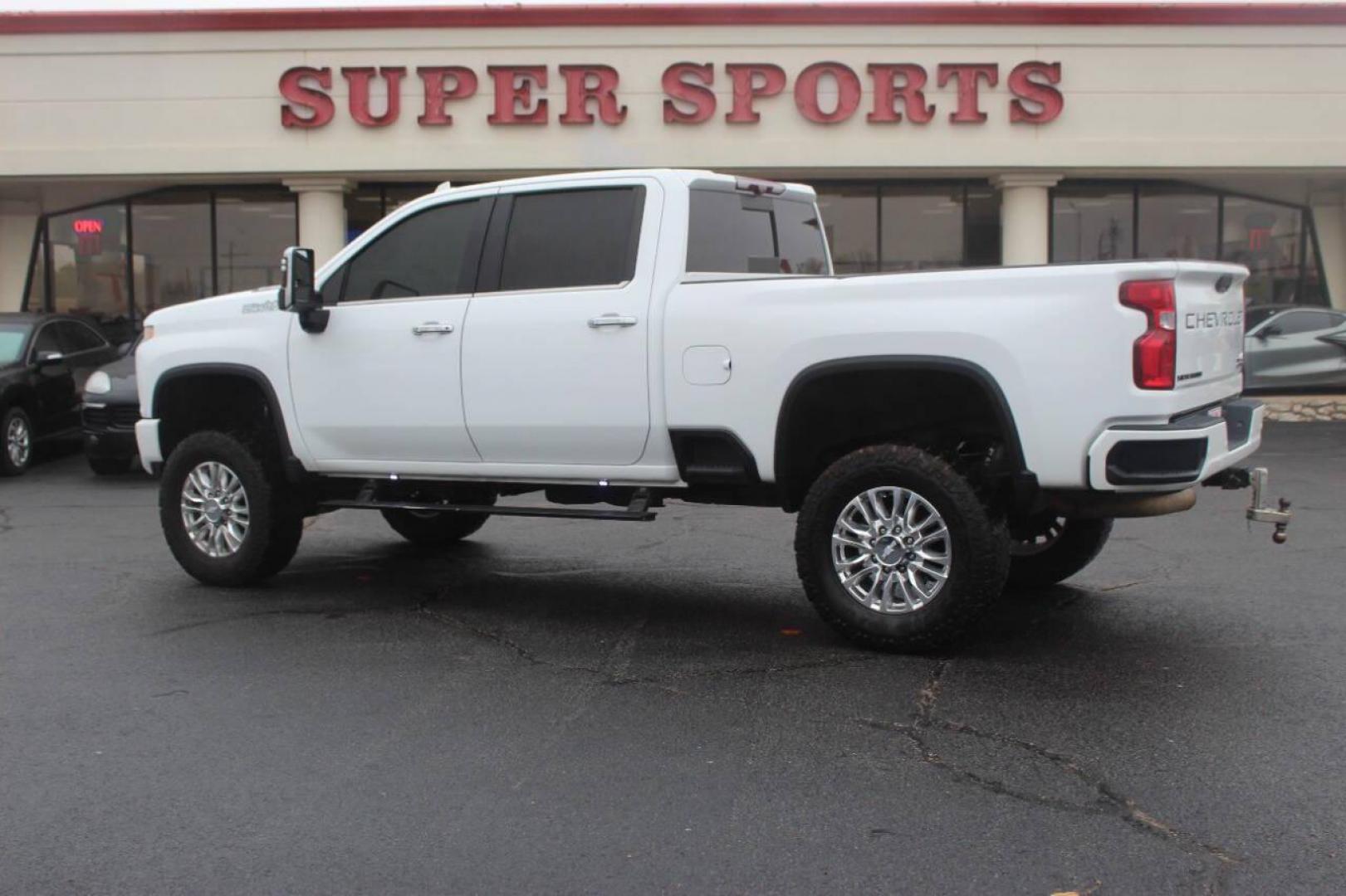 2020 White Chevrolet Silverado 2500HD High Country Crew Cab Long Box 4WD (1GC4YREY5LF) with an 6.6L V8 OHV 16V DIESEL engine, 6A transmission, located at 4301 NW 39th , Oklahoma City, OK, 73112, (405) 949-5600, 35.512135, -97.598671 - NO DRIVERS LICENCE NO-FULL COVERAGE INSURANCE-NO CREDIT CHECK. COME ON OVER TO SUPERSPORTS AND TAKE A LOOK AND TEST DRIVE. PLEASE GIVE US A CALL AT (405) 949-5600. NO LICENSIA DE MANEJAR- NO SEGURO DE COBERTURA TOTAL- NO VERIFICACCION DE CREDITO. POR FAVOR VENGAN A SUPERSPORTS, - Photo#6
