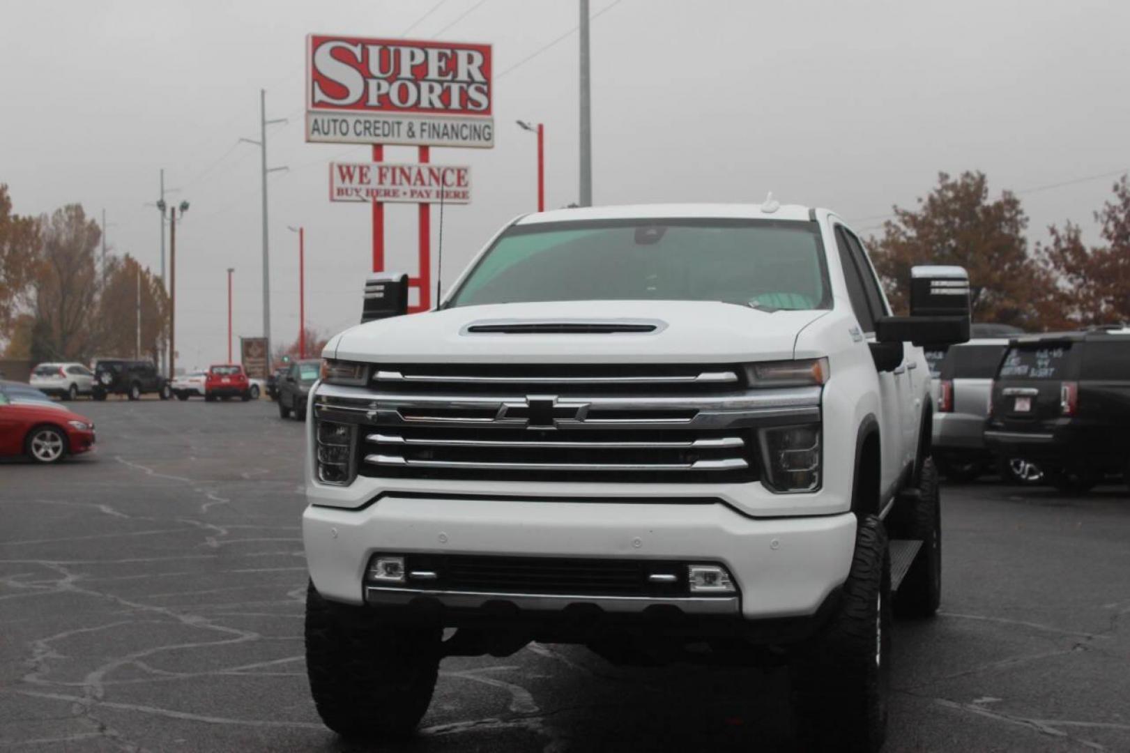 2020 White Chevrolet Silverado 2500HD High Country Crew Cab Long Box 4WD (1GC4YREY5LF) with an 6.6L V8 OHV 16V DIESEL engine, 6A transmission, located at 4301 NW 39th , Oklahoma City, OK, 73112, (405) 949-5600, 35.512135, -97.598671 - NO DRIVERS LICENCE NO-FULL COVERAGE INSURANCE-NO CREDIT CHECK. COME ON OVER TO SUPERSPORTS AND TAKE A LOOK AND TEST DRIVE. PLEASE GIVE US A CALL AT (405) 949-5600. NO LICENSIA DE MANEJAR- NO SEGURO DE COBERTURA TOTAL- NO VERIFICACCION DE CREDITO. POR FAVOR VENGAN A SUPERSPORTS, - Photo#9