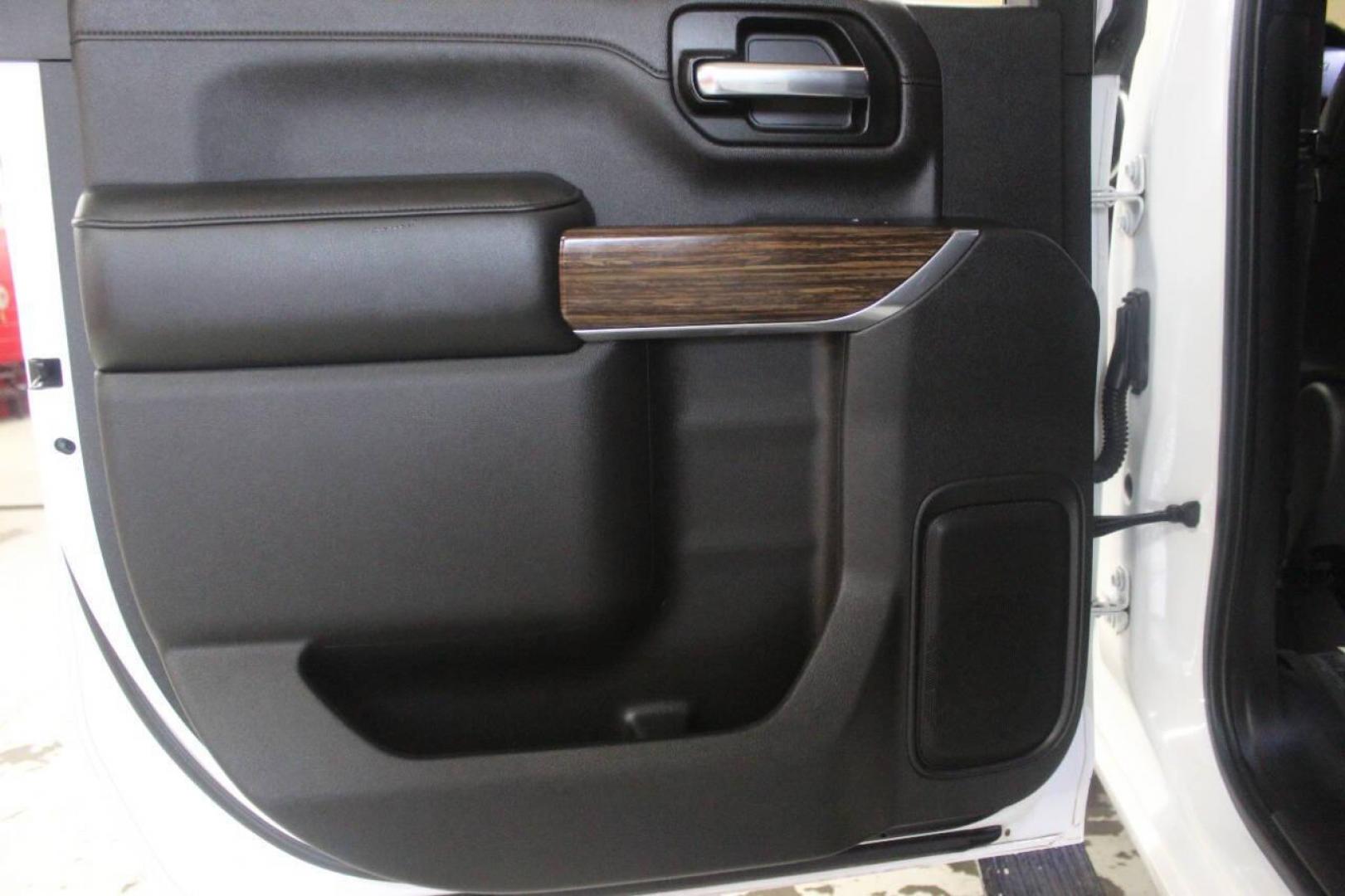 2020 White Chevrolet Silverado 2500HD High Country Crew Cab Long Box 4WD (1GC4YREY5LF) with an 6.6L V8 OHV 16V DIESEL engine, 6A transmission, located at 4301 NW 39th , Oklahoma City, OK, 73112, (405) 949-5600, 35.512135, -97.598671 - NO DRIVERS LICENCE NO-FULL COVERAGE INSURANCE-NO CREDIT CHECK. COME ON OVER TO SUPERSPORTS AND TAKE A LOOK AND TEST DRIVE. PLEASE GIVE US A CALL AT (405) 949-5600. NO LICENSIA DE MANEJAR- NO SEGURO DE COBERTURA TOTAL- NO VERIFICACCION DE CREDITO. POR FAVOR VENGAN A SUPERSPORTS, - Photo#15