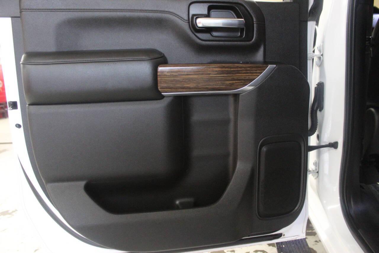 2020 White Chevrolet Silverado 2500HD High Country Crew Cab Long Box 4WD (1GC4YREY5LF) with an 6.6L V8 OHV 16V DIESEL engine, 6A transmission, located at 4301 NW 39th , Oklahoma City, OK, 73112, (405) 949-5600, 35.512135, -97.598671 - NO DRIVERS LICENCE -NO FULL COVERAGE INSURANCE - NO CREDIT CHECK. COME ON OVER TO SUPERSPORTS, TAKE A LOOK AND TEST DRIVE. PLEASE GIVE US A CALL AT (405) 949-5600. NO LICENCIA DE CONDUCIR - NO SEGURO DE COBERTURA TOTAL - NO VERIFICACION DE CREDITO. VISITENOS EN SUPERSPORTS, MIRE NUESTRO - Photo#14