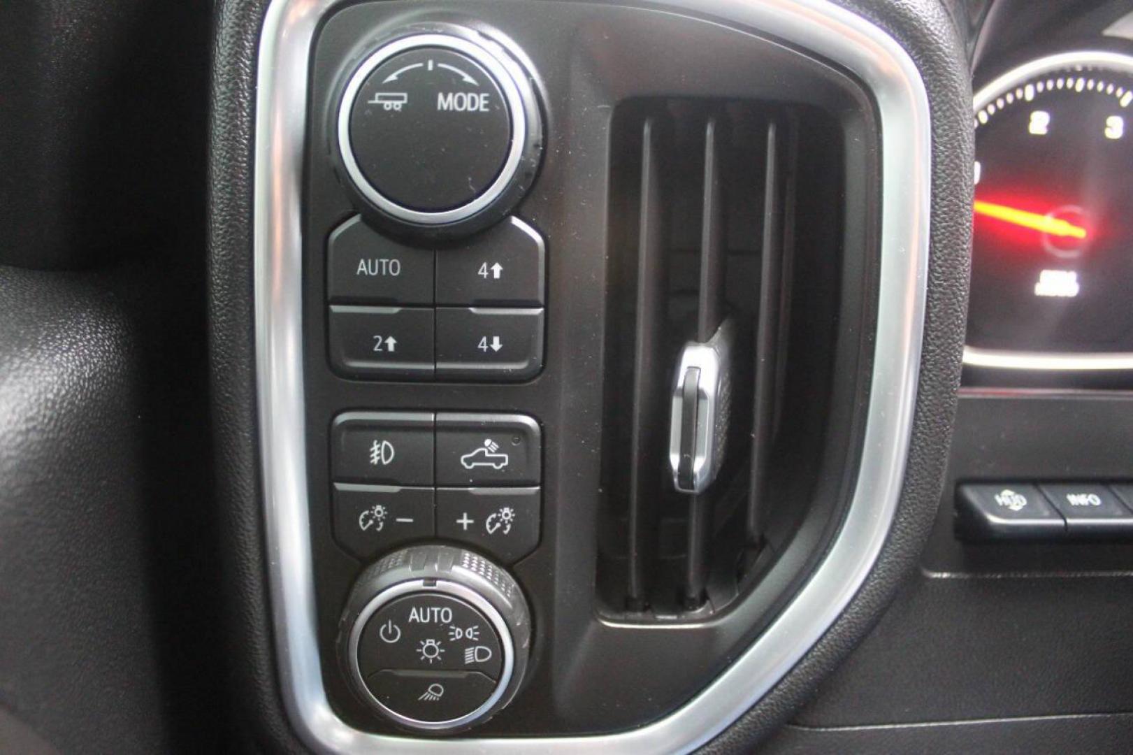 2020 White Chevrolet Silverado 2500HD High Country Crew Cab Long Box 4WD (1GC4YREY5LF) with an 6.6L V8 OHV 16V DIESEL engine, 6A transmission, located at 4301 NW 39th , Oklahoma City, OK, 73112, (405) 949-5600, 35.512135, -97.598671 - NO DRIVERS LICENCE NO-FULL COVERAGE INSURANCE-NO CREDIT CHECK. COME ON OVER TO SUPERSPORTS AND TAKE A LOOK AND TEST DRIVE. PLEASE GIVE US A CALL AT (405) 949-5600. NO LICENSIA DE MANEJAR- NO SEGURO DE COBERTURA TOTAL- NO VERIFICACCION DE CREDITO. POR FAVOR VENGAN A SUPERSPORTS, - Photo#21