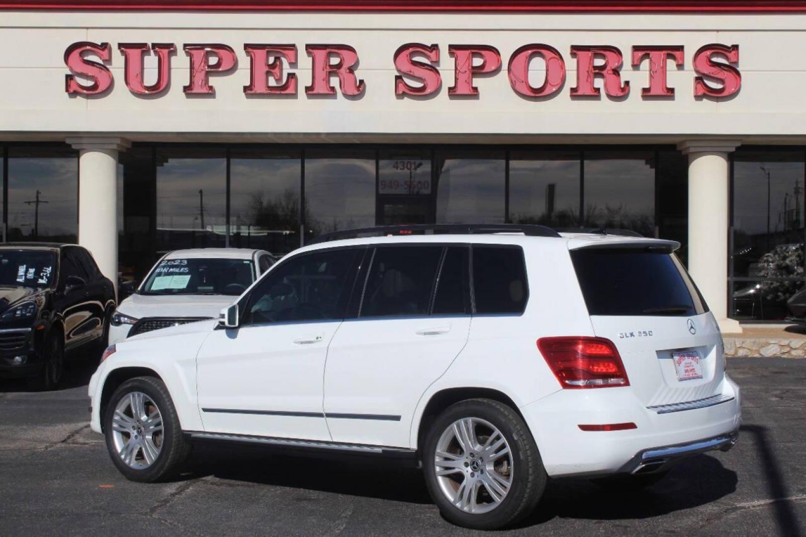 2013 White Mercedes-Benz GLK-Class GLK350 4MATIC (WDCGG8JB0DG) with an 3.5L V6 DOHC 24V engine, 7-Speed Automatic transmission, located at 4301 NW 39th , Oklahoma City, OK, 73112, (405) 949-5600, 35.512135, -97.598671 - Photo#4