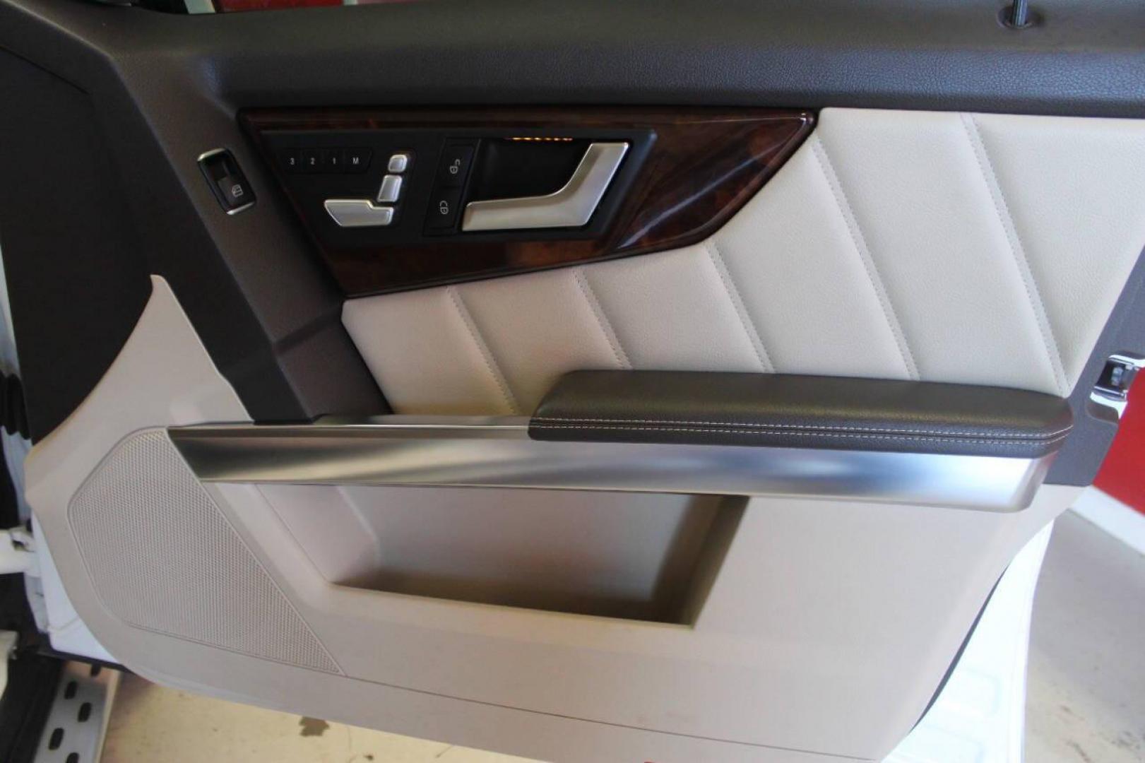 2013 White Mercedes-Benz GLK-Class GLK350 4MATIC (WDCGG8JB0DG) with an 3.5L V6 DOHC 24V engine, 7-Speed Automatic transmission, located at 4301 NW 39th , Oklahoma City, OK, 73112, (405) 949-5600, 35.512135, -97.598671 - Photo#9
