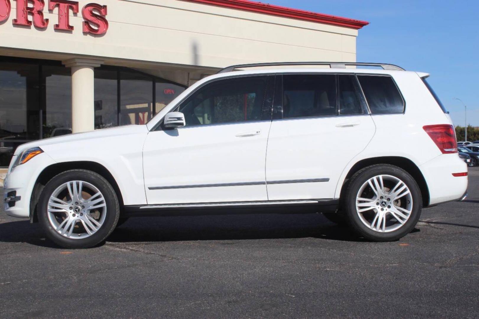 2013 White Mercedes-Benz GLK-Class GLK350 4MATIC (WDCGG8JB0DG) with an 3.5L V6 DOHC 24V engine, 7-Speed Automatic transmission, located at 4301 NW 39th , Oklahoma City, OK, 73112, (405) 949-5600, 35.512135, -97.598671 - Photo#5