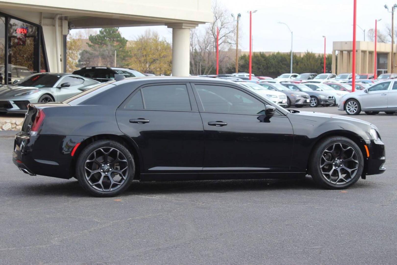 2019 Black Chrysler 300 S V6 RWD (2C3CCABG9KH) with an 3.6L V6 3.6L V6 engine, Automatic 8-Speed transmission, located at 4301 NW 39th , Oklahoma City, OK, 73112, (405) 949-5600, 35.512135, -97.598671 - Photo#2