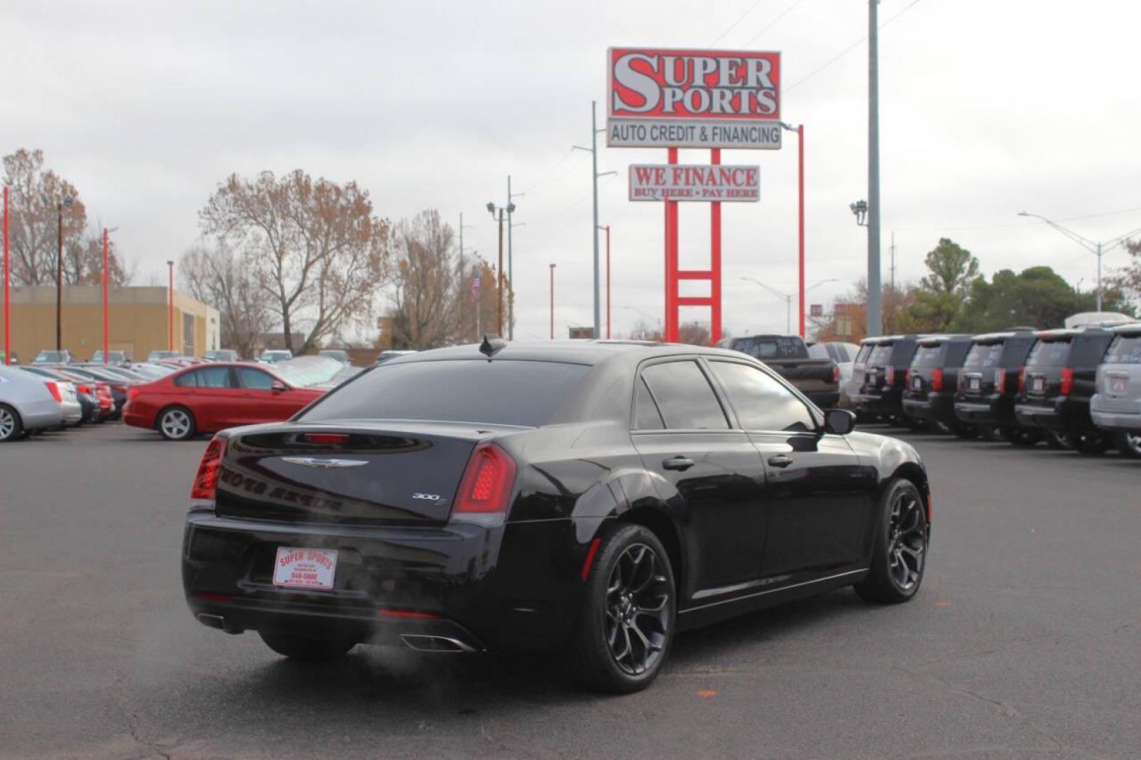 2019 Black Chrysler 300 S V6 RWD (2C3CCABG9KH) with an 3.6L V6 3.6L V6 engine, Automatic 8-Speed transmission, located at 4301 NW 39th , Oklahoma City, OK, 73112, (405) 949-5600, 35.512135, -97.598671 - Photo#3