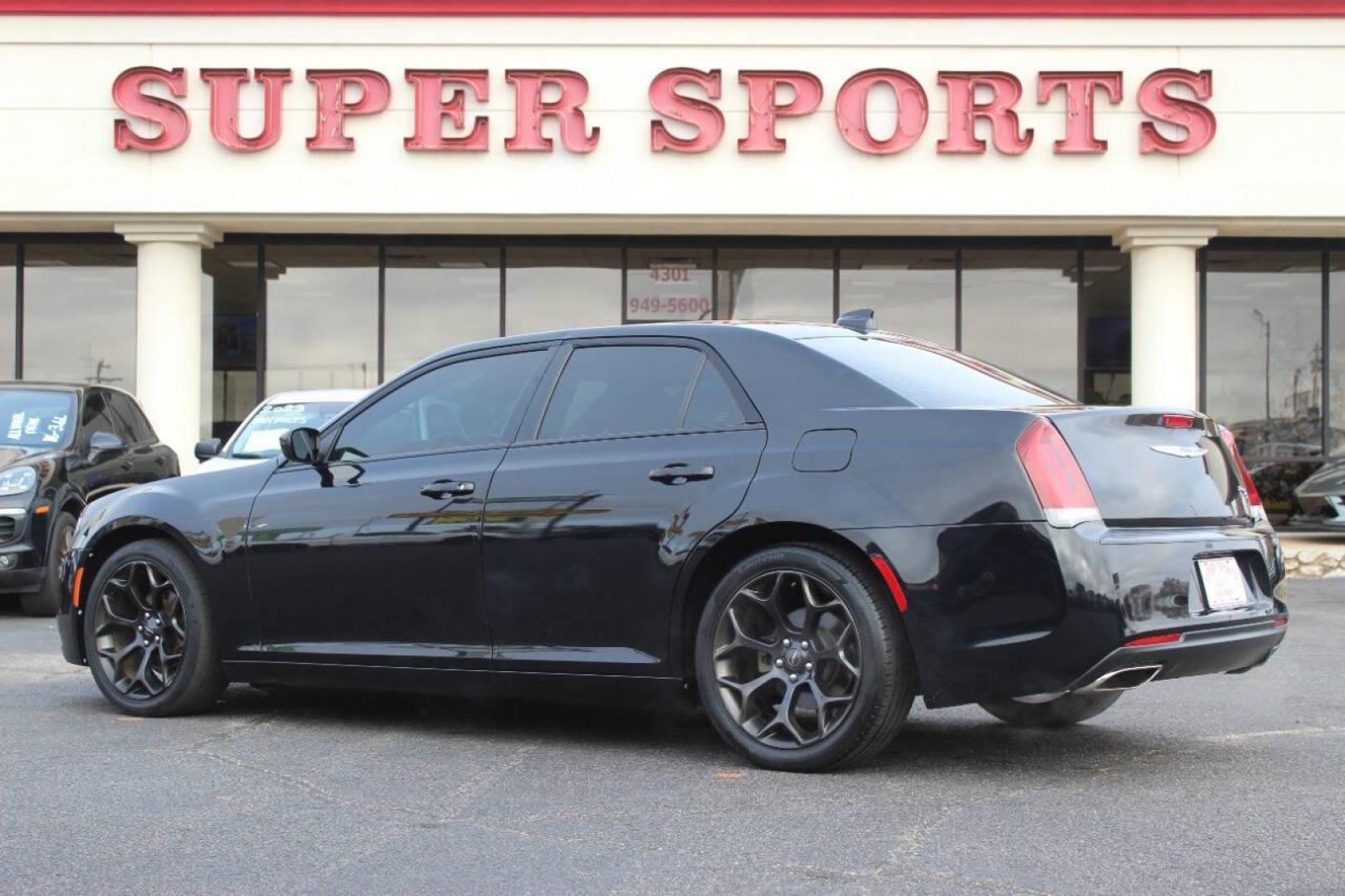 2019 Black Chrysler 300 S V6 RWD (2C3CCABG9KH) with an 3.6L V6 3.6L V6 engine, Automatic 8-Speed transmission, located at 4301 NW 39th , Oklahoma City, OK, 73112, (405) 949-5600, 35.512135, -97.598671 - Photo#4