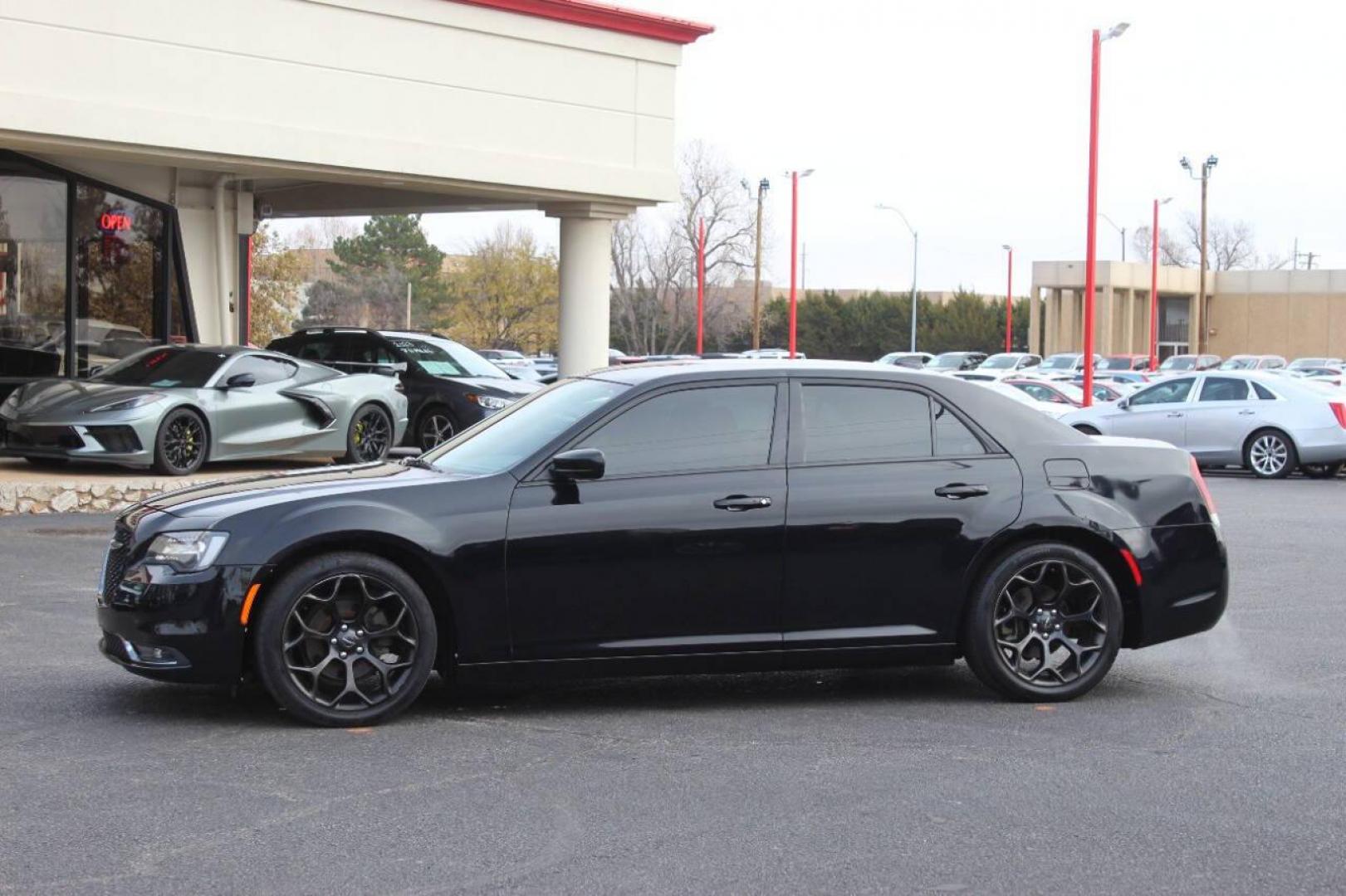 2019 Black Chrysler 300 S V6 RWD (2C3CCABG9KH) with an 3.6L V6 3.6L V6 engine, Automatic 8-Speed transmission, located at 4301 NW 39th , Oklahoma City, OK, 73112, (405) 949-5600, 35.512135, -97.598671 - Photo#5
