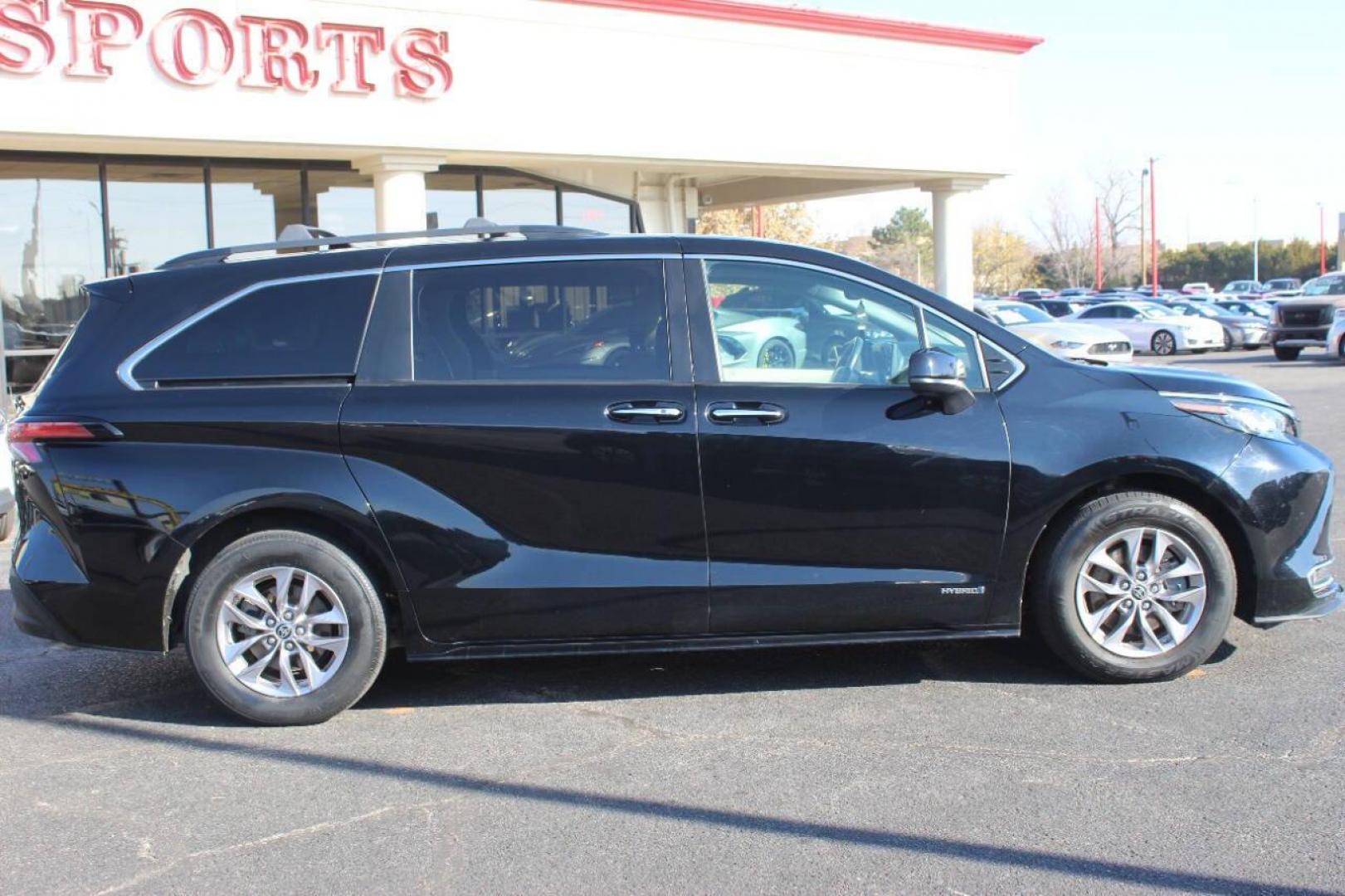 2021 Black Toyota Sienna XLE 7-Passenger (5TDYRKEC5MS) with an 2.5L L4 DOHC 16V HYBRID engine, CVT transmission, located at 4301 NW 39th , Oklahoma City, OK, 73112, (405) 949-5600, 35.512135, -97.598671 - NO DRIVERS LICENCE -NO FULL COVERAGE INSURANCE - NO CREDIT CHECK. COME ON OVER TO SUPERSPORTS, TAKE A LOOK AND TEST DRIVE. PLEASE GIVE US A CALL AT (405) 949-5600. NO LICENCIA DE CONDUCIR - NO SEGURO DE COBERTURA TOTAL - NO VERIFICACION DE CREDITO. VISITENOS EN SUPERSPORTS, MIRE NUESTRO - Photo#3