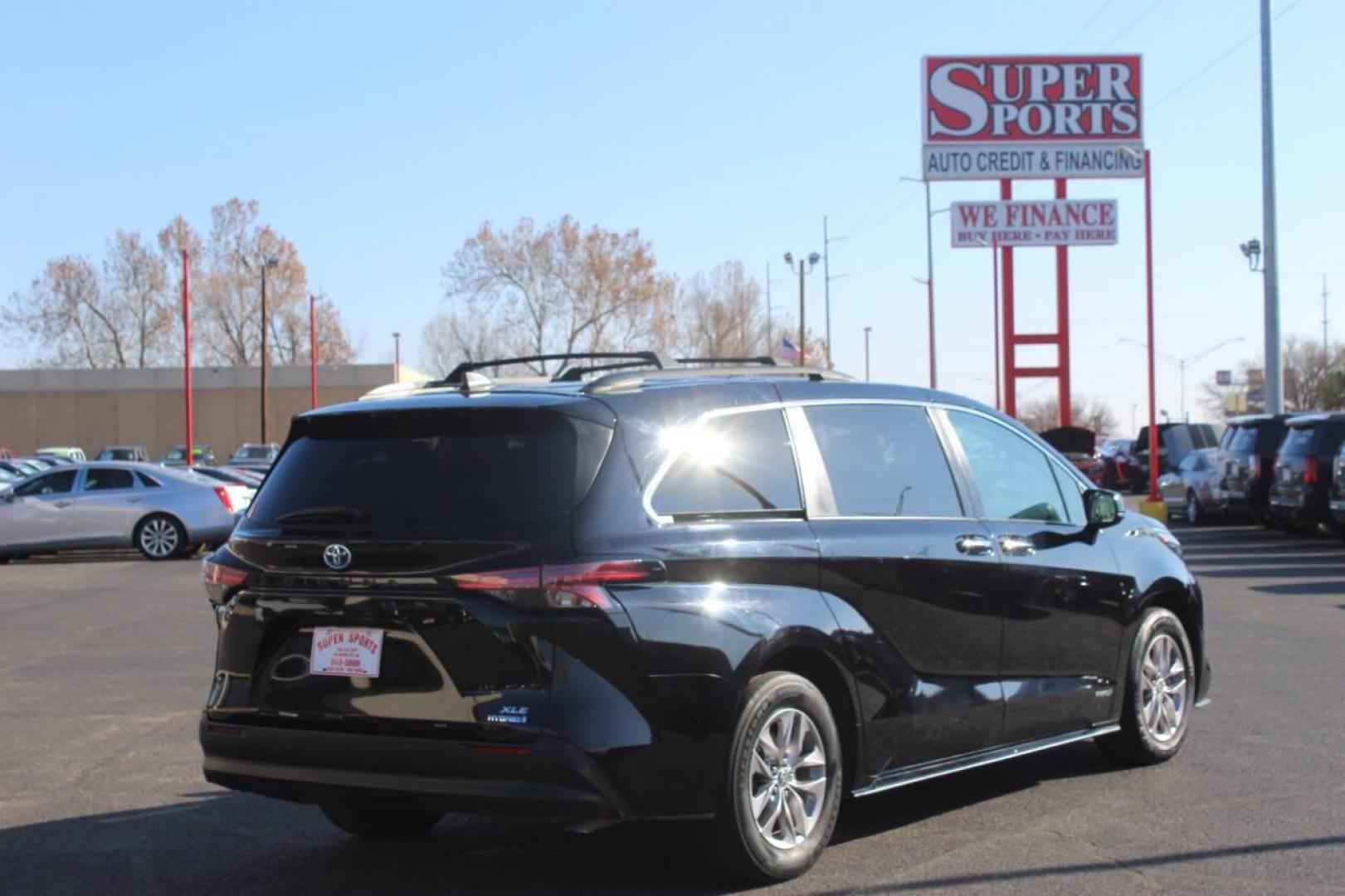 2021 Black Toyota Sienna XLE 7-Passenger (5TDYRKEC5MS) with an 2.5L L4 DOHC 16V HYBRID engine, CVT transmission, located at 4301 NW 39th , Oklahoma City, OK, 73112, (405) 949-5600, 35.512135, -97.598671 - NO DRIVERS LICENCE NO-FULL COVERAGE INSURANCE-NO CREDIT CHECK. COME ON OVER TO SUPERSPORTS AND TAKE A LOOK AND TEST DRIVE. PLEASE GIVE US A CALL AT (405) 949-5600. NO LICENSIA DE MANEJAR- NO SEGURO DE COBERTURA TOTAL- NO VERIFICACCION DE CREDITO. POR FAVOR VENGAN A SUPERSPORTS, ECHE U - Photo#4