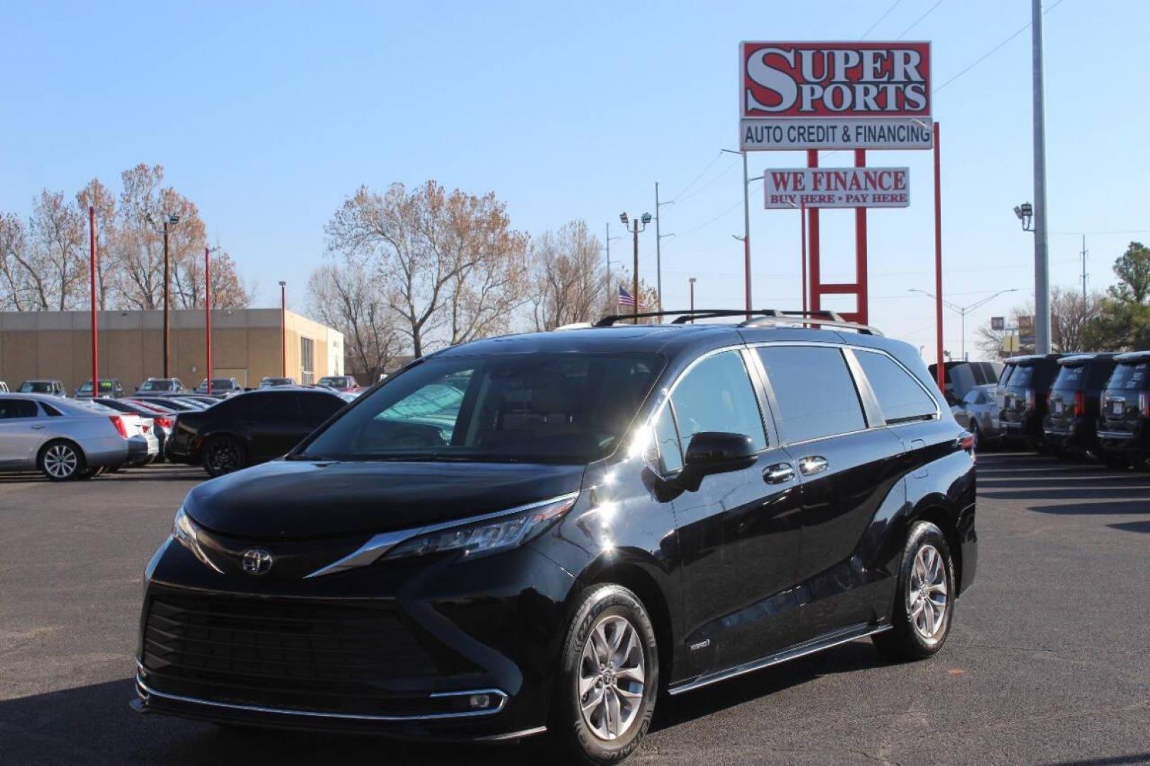 2021 Black Toyota Sienna XLE 7-Passenger (5TDYRKEC5MS) with an 2.5L L4 DOHC 16V HYBRID engine, CVT transmission, located at 4301 NW 39th , Oklahoma City, OK, 73112, (405) 949-5600, 35.512135, -97.598671 - NO DRIVERS LICENCE -NO FULL COVERAGE INSURANCE - NO CREDIT CHECK. COME ON OVER TO SUPERSPORTS, TAKE A LOOK AND TEST DRIVE. PLEASE GIVE US A CALL AT (405) 949-5600. NO LICENCIA DE CONDUCIR - NO SEGURO DE COBERTURA TOTAL - NO VERIFICACION DE CREDITO. VISITENOS EN SUPERSPORTS, MIRE NUESTRO - Photo#7