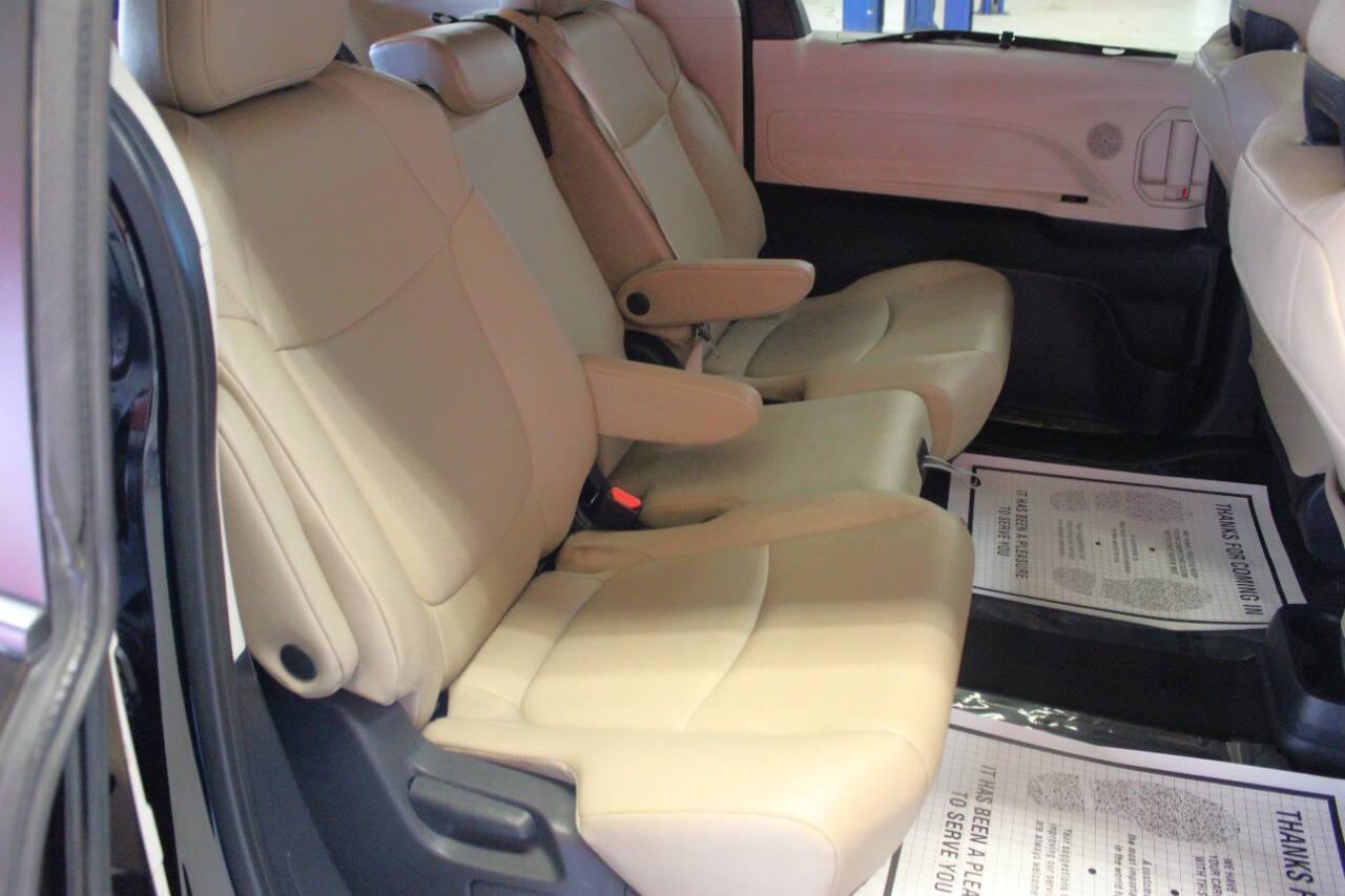 2021 Black Toyota Sienna XLE 7-Passenger (5TDYRKEC5MS) with an 2.5L L4 DOHC 16V HYBRID engine, CVT transmission, located at 4301 NW 39th , Oklahoma City, OK, 73112, (405) 949-5600, 35.512135, -97.598671 - NO DRIVERS LICENCE -NO FULL COVERAGE INSURANCE - NO CREDIT CHECK. COME ON OVER TO SUPERSPORTS, TAKE A LOOK AND TEST DRIVE. PLEASE GIVE US A CALL AT (405) 949-5600. NO LICENCIA DE CONDUCIR - NO SEGURO DE COBERTURA TOTAL - NO VERIFICACION DE CREDITO. VISITENOS EN SUPERSPORTS, MIRE NUESTRO - Photo#10