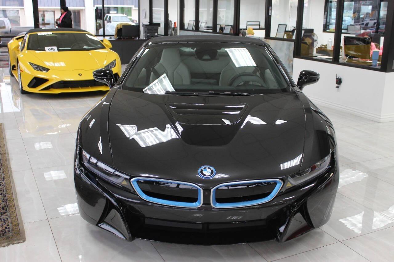 2019 Black BMW i8 Convertible (WBY2Z6C53KV) with an 1.5L L3 HYBRID engine, 6A transmission, located at 4301 NW 39th , Oklahoma City, OK, 73112, (405) 949-5600, 35.512135, -97.598671 - ************first edition 1of 200 was made.************* PERSONAL VEHICLE LAST FEW YEARS. it's one of a wife's few possessions that are considered toys looks and drives brand new its a must see. My name is Josh, and I own dealerships and finance companies here in Oklahoma. I have 27 years of e - Photo#4