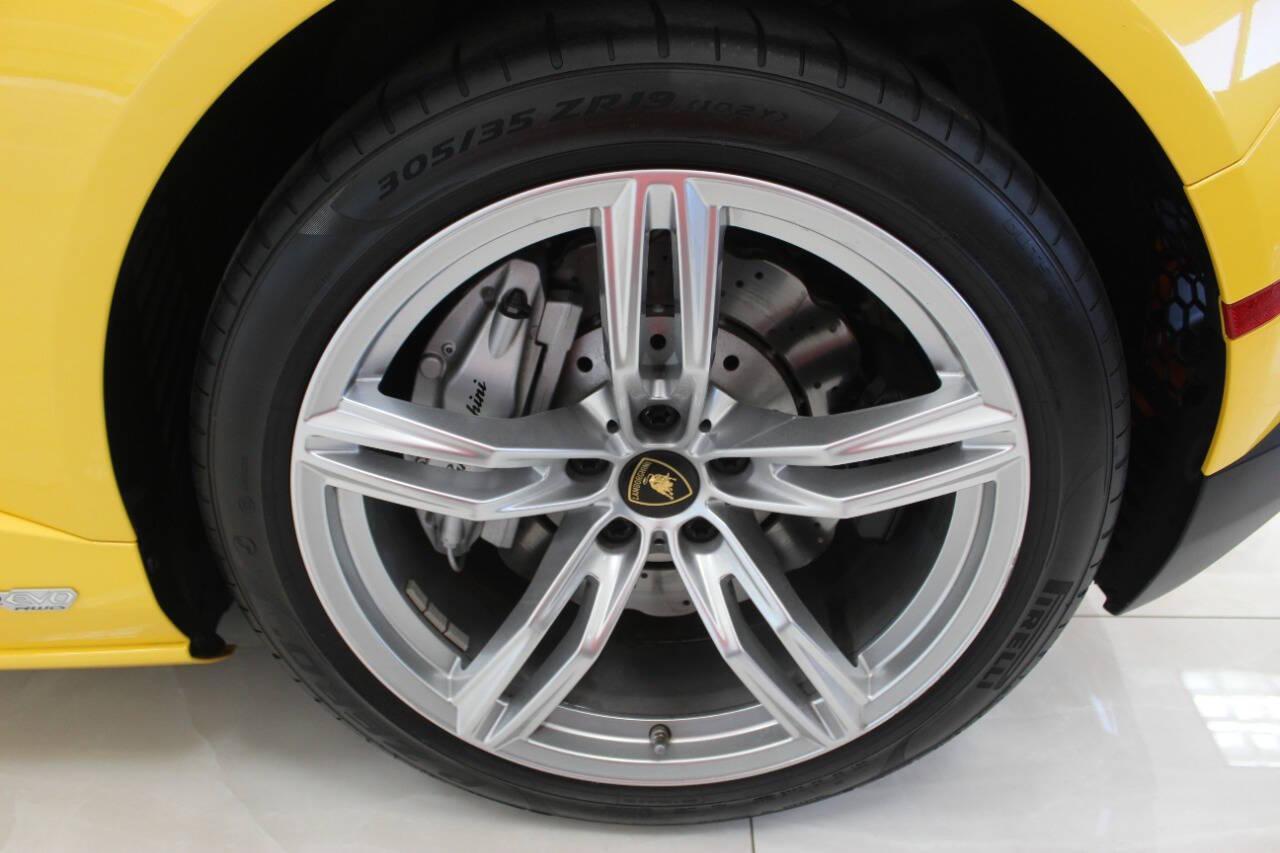 2021 Yellow Lamborghini Huracan EVO Spyder (ZHWUT5ZF0ML) with an 6.5L V12 DOHC 48V engine, 7A transmission, located at 4301 NW 39th , Oklahoma City, OK, 73112, (405) 949-5600, 35.512135, -97.598671 - PERSONAL VEHICLE LAST FEW YEARS. it's one of a wife's few possessions that are considered toys looks and drives brand new its a must see. My name is Josh, and I own dealerships and finance companies here in Oklahoma. I have 27 years of experience buying and selling all makes and models of vehi - Photo#9