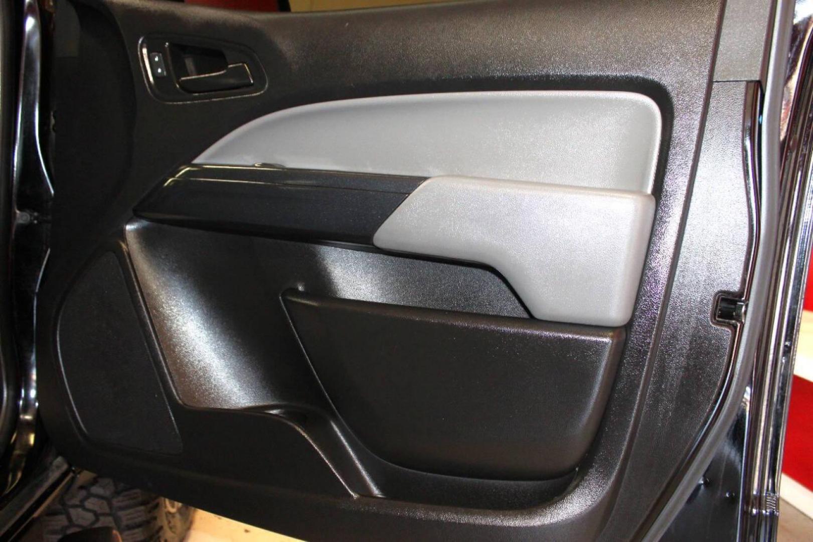 2019 Black Chevrolet Colorado Work Truck Crew Cab 2WD Short Box (1GCGSBEA8K1) with an 2.5L L4 DOHC 16V GAS engine, 6A transmission, located at 4301 NW 39th , Oklahoma City, OK, 73112, (405) 949-5600, 35.512135, -97.598671 - NO DRIVERS LICENCE NO-FULL COVERAGE INSURANCE-NO CREDIT CHECK. COME ON OVER TO SUPERSPORTS AND TAKE A LOOK AND TEST DRIVE. PLEASE GIVE US A CALL AT (405) 949-5600 . NO LICENSIA DE MANEJAR- NO SEGURO DE COBERTURA TOTAL- NO VERIFICACCION DE CREDITO. POR FAVOR VENGAN A SUPERSPORTS, ECHE UN - Photo#10