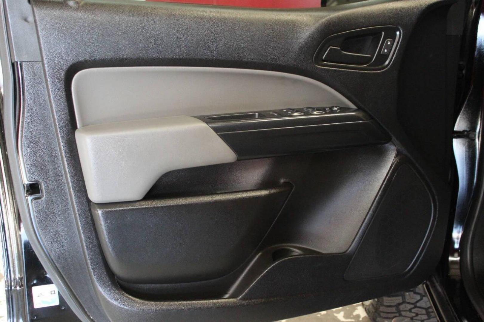 2019 Black Chevrolet Colorado Work Truck Crew Cab 2WD Short Box (1GCGSBEA8K1) with an 2.5L L4 DOHC 16V GAS engine, 6A transmission, located at 4301 NW 39th , Oklahoma City, OK, 73112, (405) 949-5600, 35.512135, -97.598671 - NO DRIVERS LICENCE NO-FULL COVERAGE INSURANCE-NO CREDIT CHECK. COME ON OVER TO SUPERSPORTS AND TAKE A LOOK AND TEST DRIVE. PLEASE GIVE US A CALL AT (405) 949-5600 . NO LICENSIA DE MANEJAR- NO SEGURO DE COBERTURA TOTAL- NO VERIFICACCION DE CREDITO. POR FAVOR VENGAN A SUPERSPORTS, ECHE UN - Photo#16