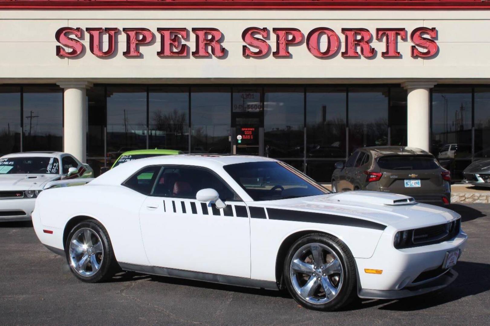 2014 White Dodge Challenger R/T (2C3CDYBT8EH) with an 5.7L V8 OHV 16V engine, Automatic 5-Speed transmission, located at 4301 NW 39th , Oklahoma City, OK, 73112, (405) 949-5600, 35.512135, -97.598671 - NO DRIVERS LICENCE NO-FULL COVERAGE INSURANCE-NO CREDIT CHECK. COME ON OVER TO SUPERSPORTS AND TAKE A LOOK AND TEST DRIVE. PLEASE GIVE US A CALL AT (405) 949-5600. NO LICENSIA DE MANEJAR- NO SEGURO DE COBERTURA TOTAL- NO VERIFICACCION DE CREDITO. POR FAVOR VENGAN A SUPERSPORTS, ECHE UN - Photo#2