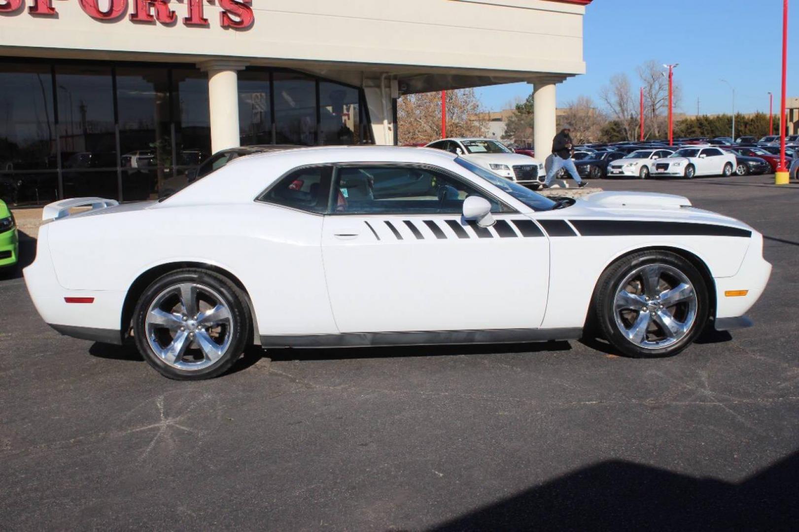 2014 White Dodge Challenger R/T (2C3CDYBT8EH) with an 5.7L V8 OHV 16V engine, Automatic 5-Speed transmission, located at 4301 NW 39th , Oklahoma City, OK, 73112, (405) 949-5600, 35.512135, -97.598671 - NO DRIVERS LICENCE NO-FULL COVERAGE INSURANCE-NO CREDIT CHECK. COME ON OVER TO SUPERSPORTS AND TAKE A LOOK AND TEST DRIVE. PLEASE GIVE US A CALL AT (405) 949-5600. NO LICENSIA DE MANEJAR- NO SEGURO DE COBERTURA TOTAL- NO VERIFICACCION DE CREDITO. POR FAVOR VENGAN A SUPERSPORTS, ECHE UN - Photo#3