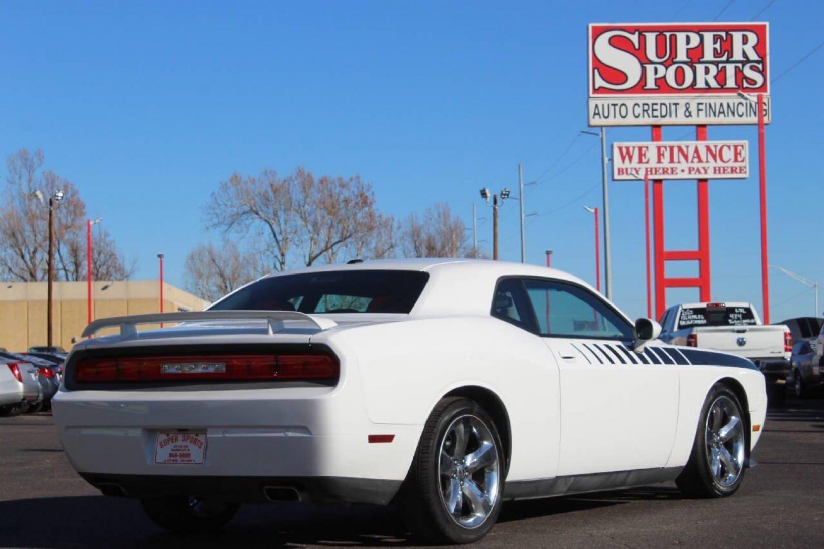 2014 White Dodge Challenger R/T (2C3CDYBT8EH) with an 5.7L V8 OHV 16V engine, Automatic 5-Speed transmission, located at 4301 NW 39th , Oklahoma City, OK, 73112, (405) 949-5600, 35.512135, -97.598671 - NO DRIVERS LICENCE NO-FULL COVERAGE INSURANCE-NO CREDIT CHECK. COME ON OVER TO SUPERSPORTS AND TAKE A LOOK AND TEST DRIVE. PLEASE GIVE US A CALL AT (405) 949-5600. NO LICENSIA DE MANEJAR- NO SEGURO DE COBERTURA TOTAL- NO VERIFICACCION DE CREDITO. POR FAVOR VENGAN A SUPERSPORTS, ECHE UN - Photo#4