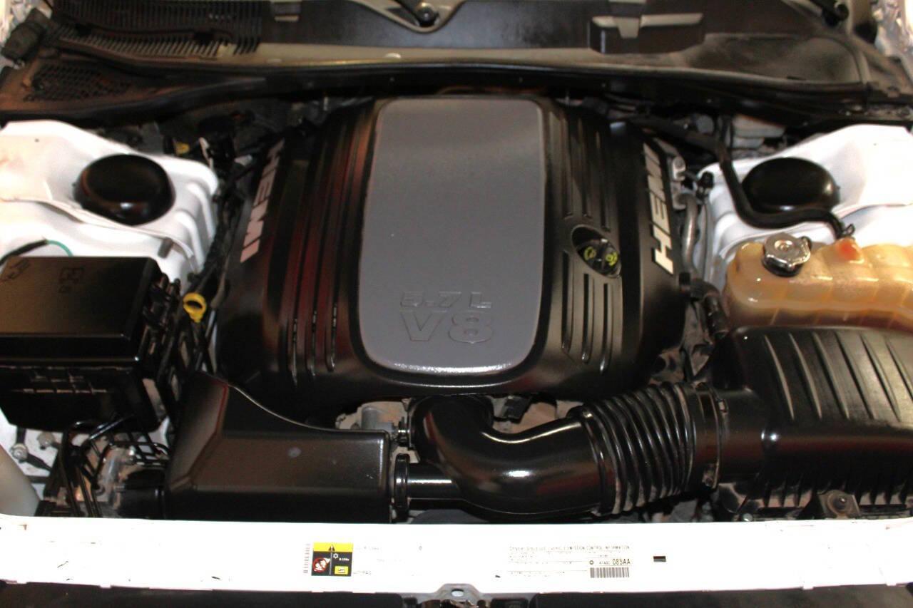 2014 White Dodge Challenger R/T (2C3CDYBT8EH) with an 5.7L V8 OHV 16V engine, Automatic 5-Speed transmission, located at 4301 NW 39th , Oklahoma City, OK, 73112, (405) 949-5600, 35.512135, -97.598671 - NO DRIVERS LICENCE -NO FULL COVERAGE INSURANCE - NO CREDIT CHECK. COME ON OVER TO SUPERSPORTS, TAKE A LOOK AND TEST DRIVE. PLEASE GIVE US A CALL AT (405) 949-5600. NO LICENCIA DE CONDUCIR - NO SEGURO DE COBERTURA TOTAL - NO VERIFICACION DE CREDITO. VISITENOS EN SUPERSPORTS, MIRE NUESTRO - Photo#7