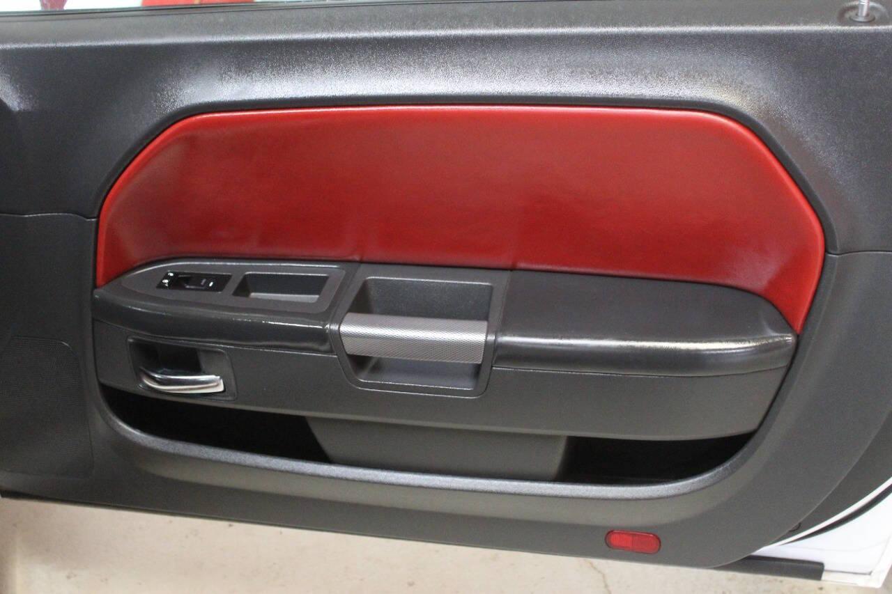 2014 White Dodge Challenger R/T (2C3CDYBT8EH) with an 5.7L V8 OHV 16V engine, Automatic 5-Speed transmission, located at 4301 NW 39th , Oklahoma City, OK, 73112, (405) 949-5600, 35.512135, -97.598671 - NO DRIVERS LICENCE -NO FULL COVERAGE INSURANCE - NO CREDIT CHECK. COME ON OVER TO SUPERSPORTS, TAKE A LOOK AND TEST DRIVE. PLEASE GIVE US A CALL AT (405) 949-5600. NO LICENCIA DE CONDUCIR - NO SEGURO DE COBERTURA TOTAL - NO VERIFICACION DE CREDITO. VISITENOS EN SUPERSPORTS, MIRE NUESTRO - Photo#9