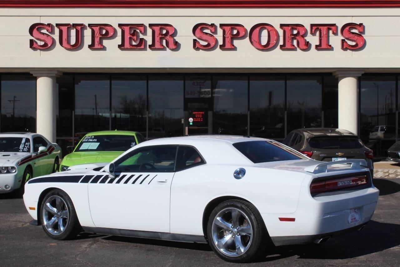 2014 White Dodge Challenger R/T (2C3CDYBT8EH) with an 5.7L V8 OHV 16V engine, Automatic 5-Speed transmission, located at 4301 NW 39th , Oklahoma City, OK, 73112, (405) 949-5600, 35.512135, -97.598671 - NO DRIVERS LICENCE -NO FULL COVERAGE INSURANCE - NO CREDIT CHECK. COME ON OVER TO SUPERSPORTS, TAKE A LOOK AND TEST DRIVE. PLEASE GIVE US A CALL AT (405) 949-5600. NO LICENCIA DE CONDUCIR - NO SEGURO DE COBERTURA TOTAL - NO VERIFICACION DE CREDITO. VISITENOS EN SUPERSPORTS, MIRE NUESTRO - Photo#4