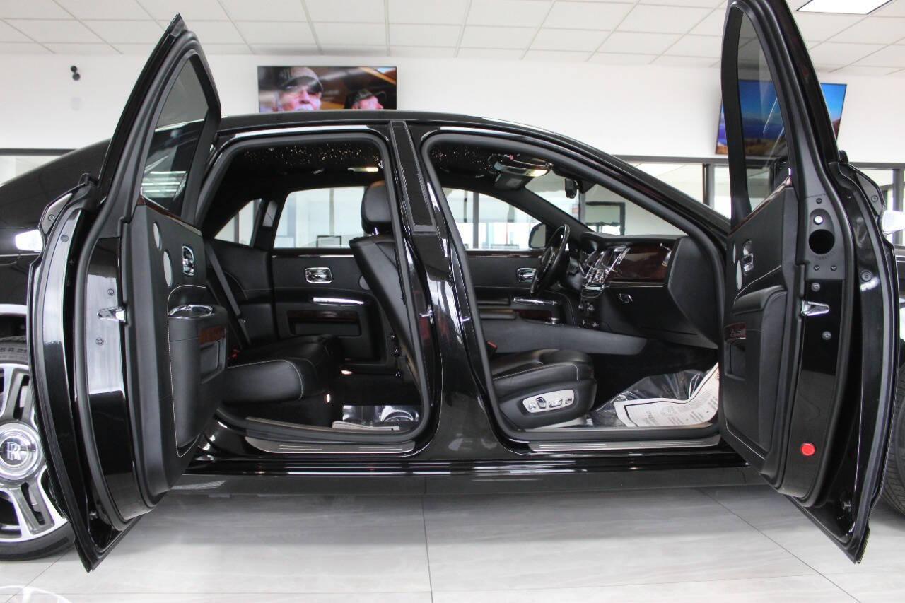 2019 Black Rolls-Royce Ghost Series II Sedan (SCA664S54KU) with an 6.6L V12 DOHC 48V engine, 8A transmission, located at 4301 NW 39th , Oklahoma City, OK, 73112, (405) 949-5600, 35.512135, -97.598671 - PERSONAL VEHICLE LAST FEW YEARS. it's one of a wife's few possessions that are considered toys looks and drives brand new its a must see. My name is Josh, and I own dealerships and finance companies here in Oklahoma. I have 27 years of experience buying and selling all makes and models of vehi - Photo#8