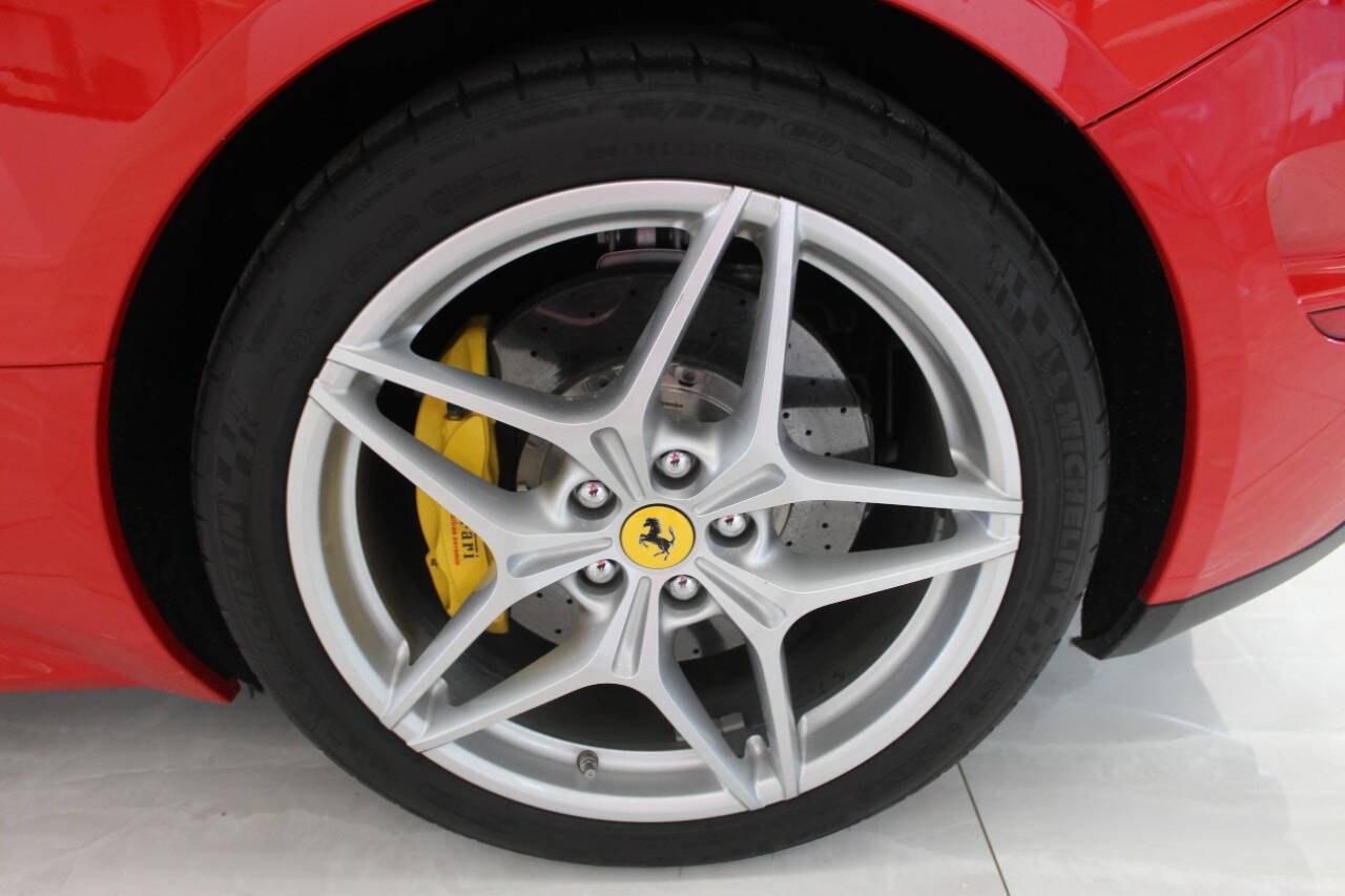 2016 Red Ferrari California T Convertible T (ZFF77XJA9G0) with an 3.9L V8 Twin Turbocharger 3.9L V8 engine, Automatic 7-Speed transmission, located at 4301 NW 39th , Oklahoma City, OK, 73112, (405) 949-5600, 35.512135, -97.598671 - Rare combo: red exterior and tan interior. Fully functional. PERSONAL VEHICLE LAST FEW YEARS SINCE 2017 . IT'S ONE OF THE OWNER'S WIFE'S FEW POSSESSIONS THAT ARE CONSIDERED TOYS, IT LOOKS AND DRIVES LIKE new, IT'S A MUST SEE for this price. ..... Small crack on the windshield..... you can- Photo#14